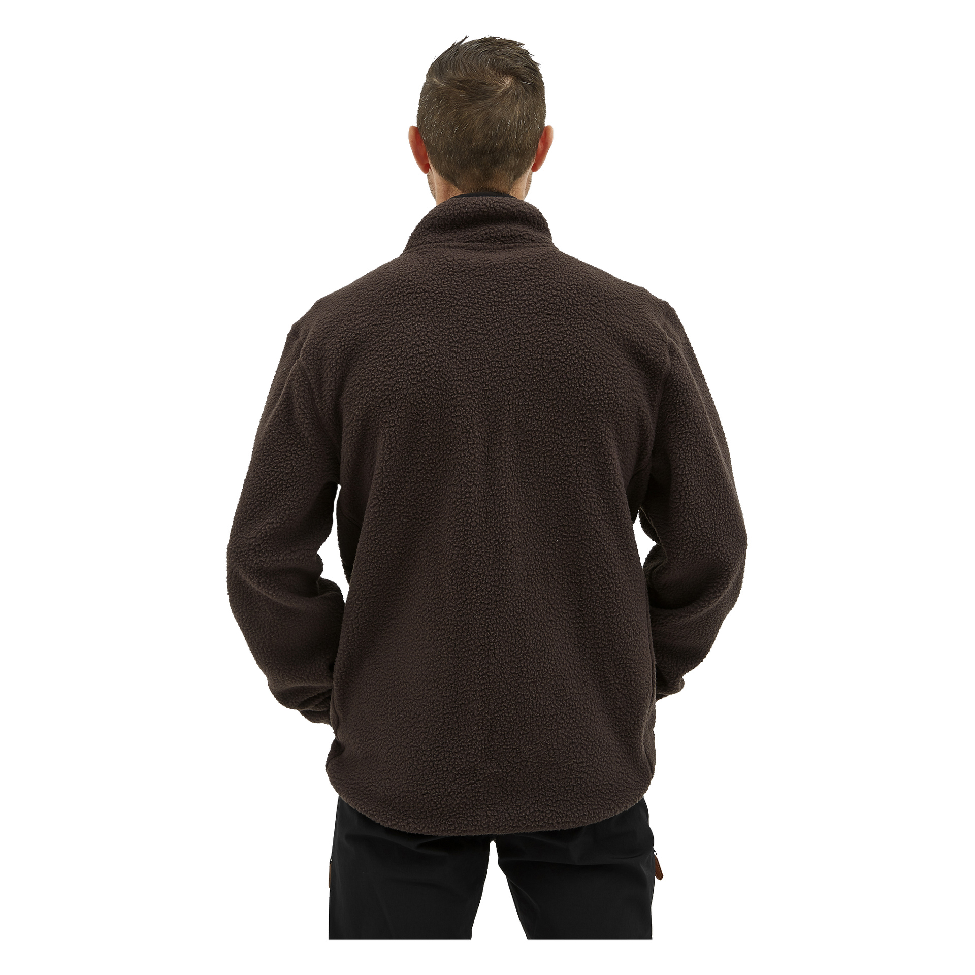 En person vänder blicken bort från kameran, klädd i en mörkbrun Kayoba Outdoor Men's jacket, Ljusdal och svarta byxor. Fleecejackan har långa ärmar, hög krage och ett mjukt, texturerat utseende. Deras armar hänger löst längs sidorna.