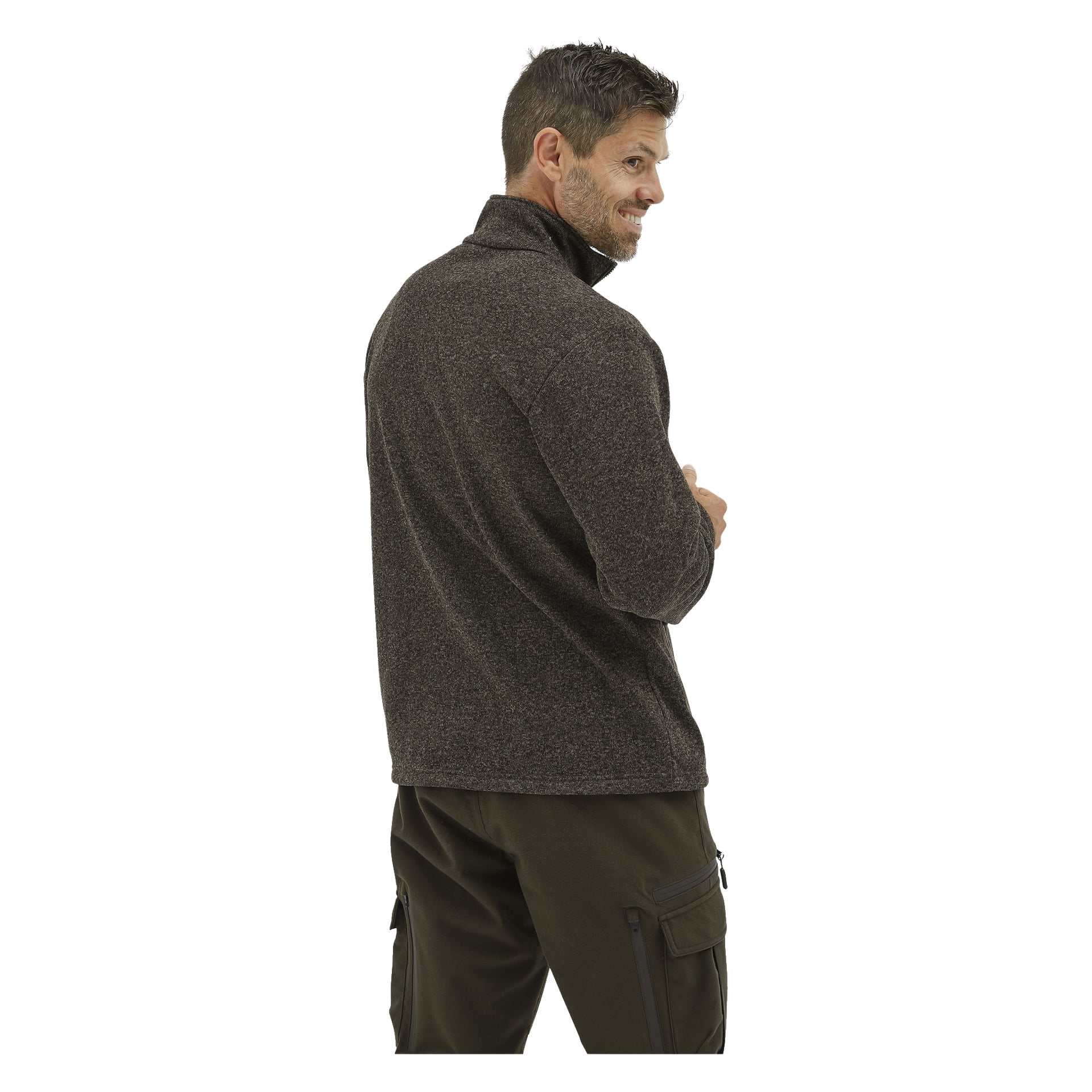 En mann med kort hår og ansiktshår modellerer Kayoba Outdoor Men's Grimsö fleecejakke i mørkebrun med mørke bukser. Han står med ryggen til kameraet, kaster et blikk over høyre skulder og løfter høyre hånd mot brystet.