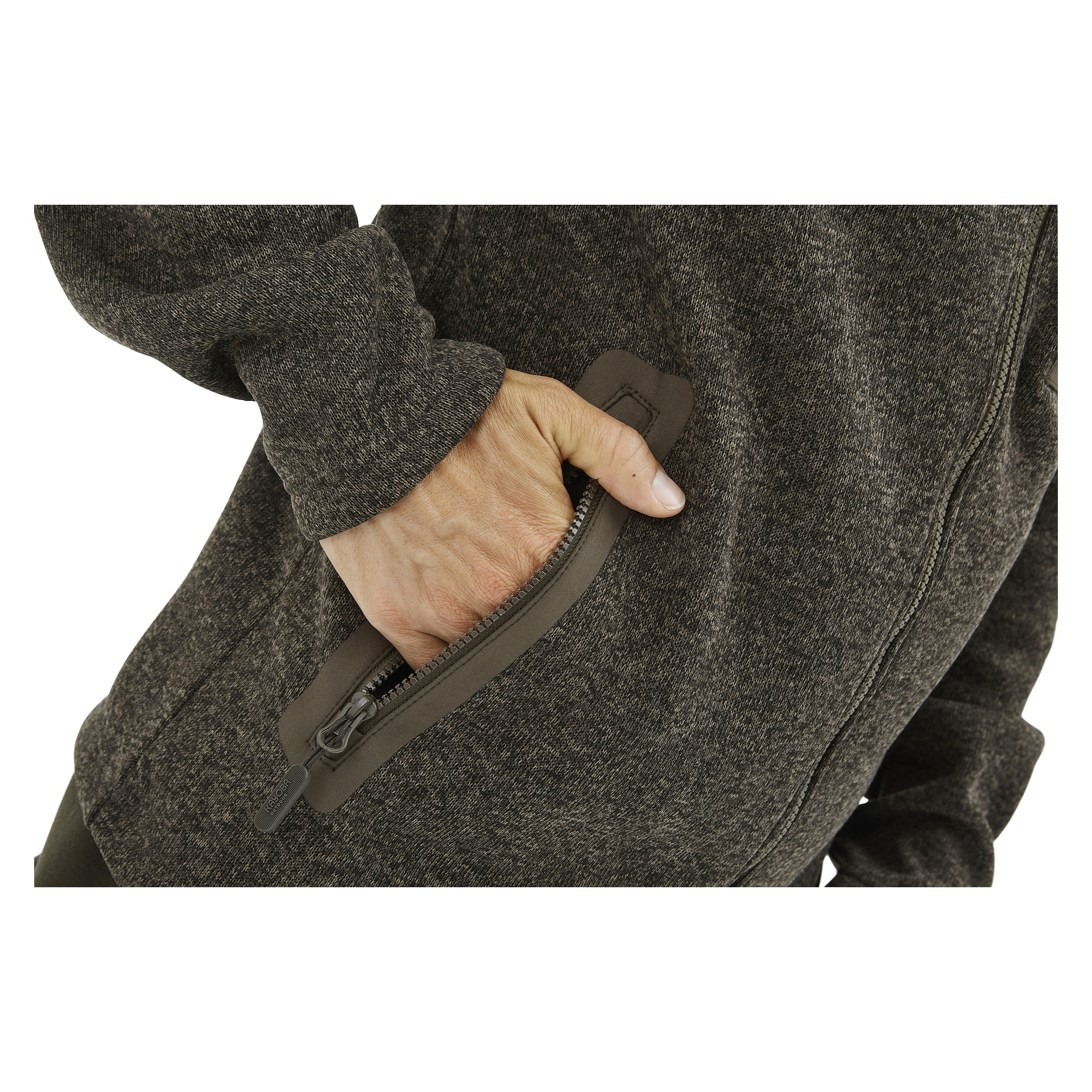 En hand visas delvis indragen i den dragkedjeförsedda fickan på en mörkgrå Kayoba Outdoor herrjacka i fleece Grimsö, vilket framhäver materialets mjukhet med fokus på fickan och handen.