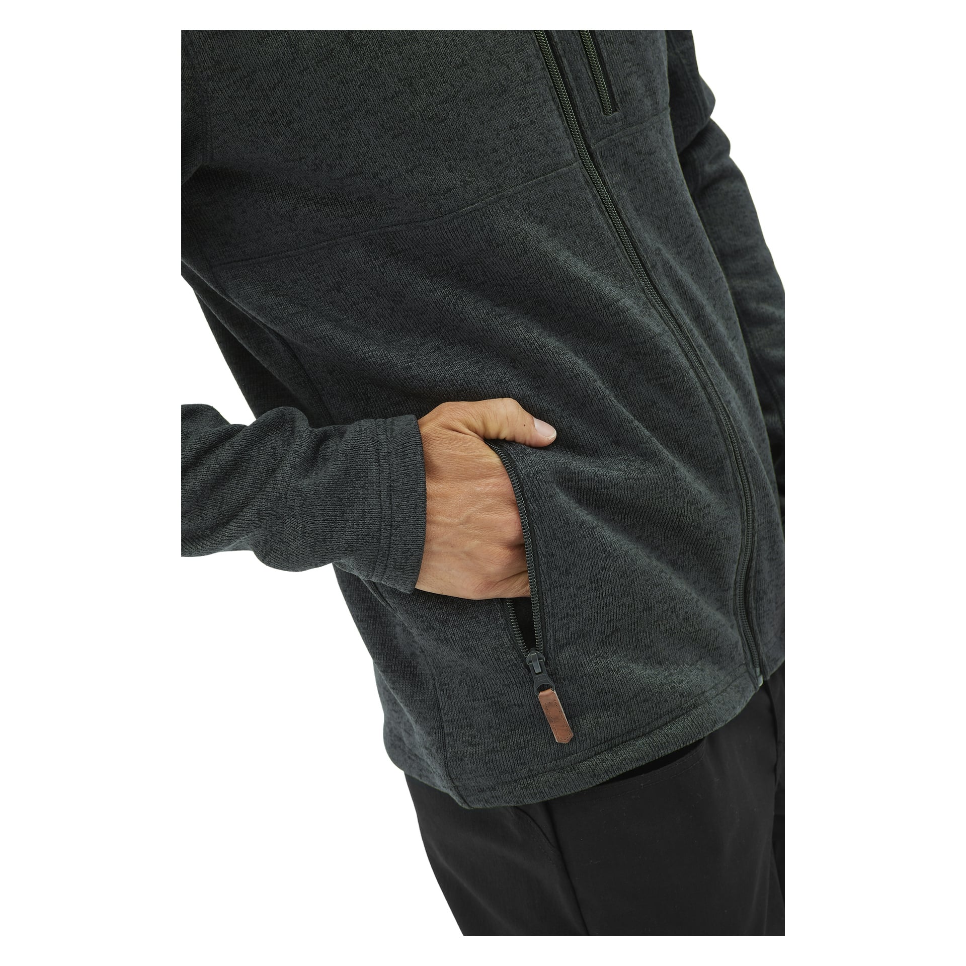 En person klädd i Kayoba Outdoor Knitted fleecejacka för herrar, Malå i mörkgrå och svarta byxor, står med vänster hand delvis instucken i jackans dragkedjasficka på sidan. Fotot är beskuret vid halsen och låren.