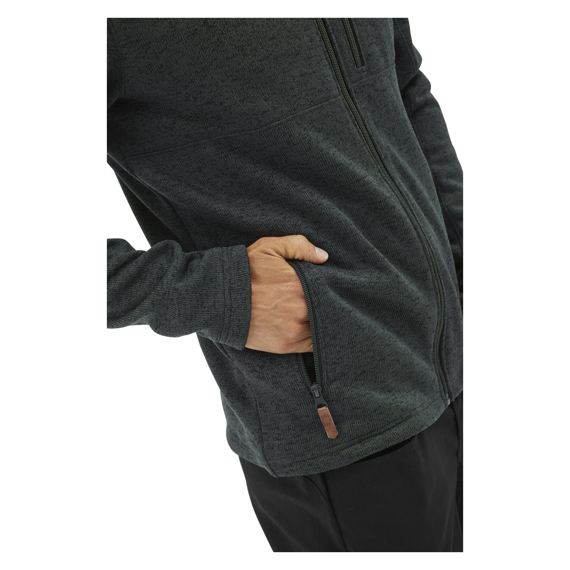 En person visar Kayoba Outdoor Knitted herrfleecejacka Malå, ena handen nedstoppad i en dragkedjasförsedd sidoficka. Bilden visar bara nedre delen av bålen och en enda arm.
