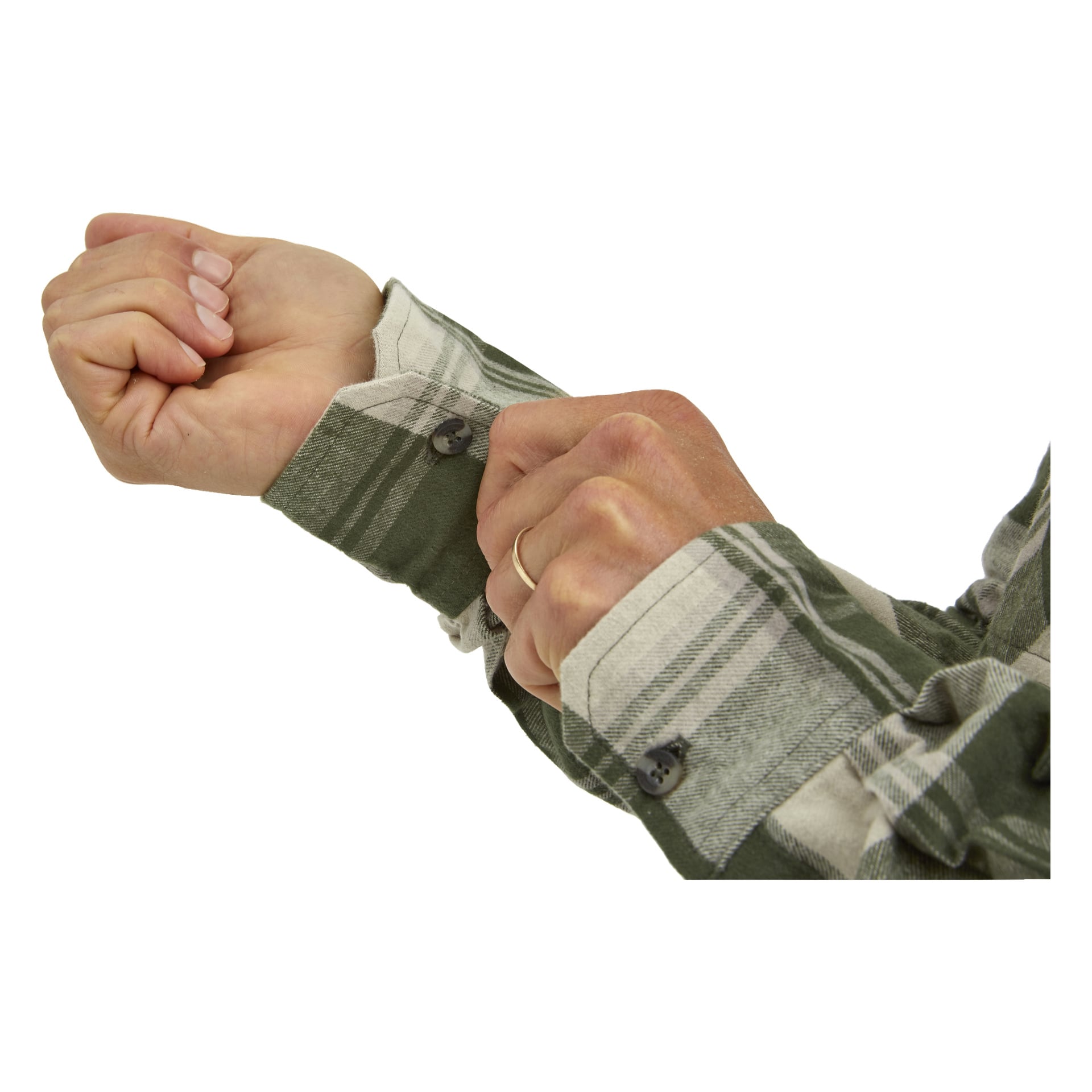 En person med ljus hud knäpper ärmknappen på en grön och vit flanellskjorta för herrar märkt "Ture by Bluewear" och bär en guldring på vänster hand.
