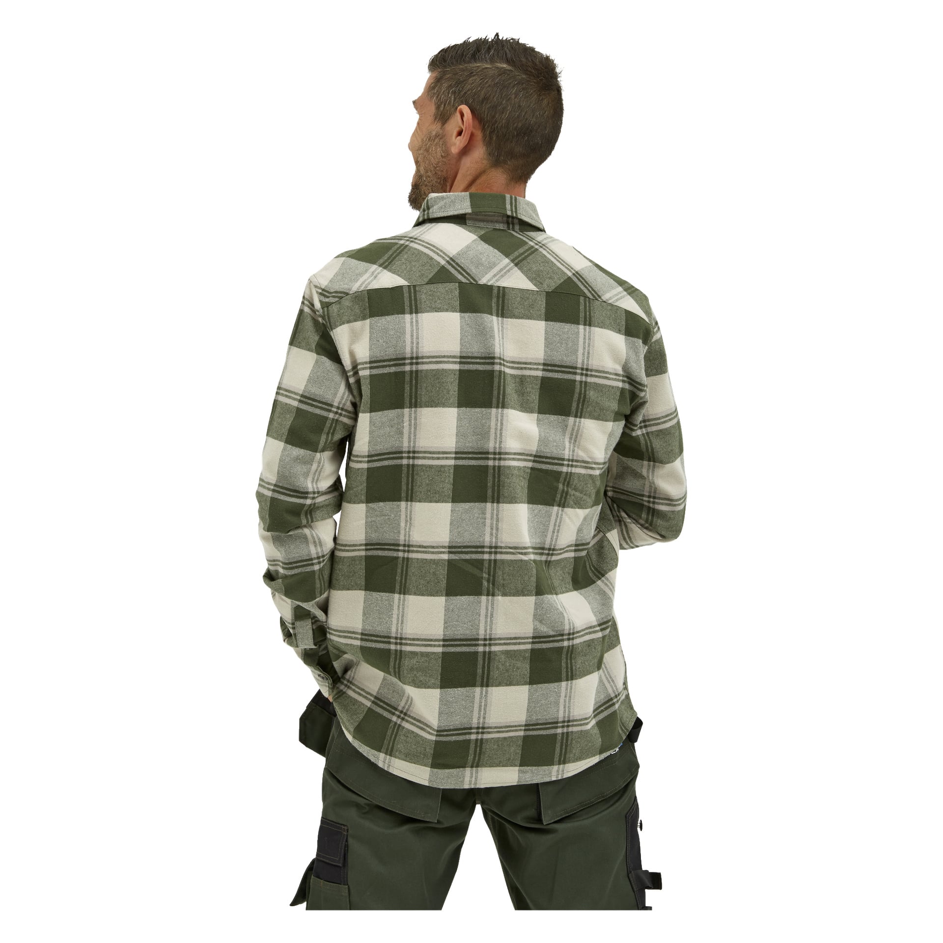 En man vänder blicken bort från kameran, klädd i mörkgröna byxor och en grön- och vitrutig herrflanellskjorta Ture från Bluewear. Hans huvud är lite åt vänster.