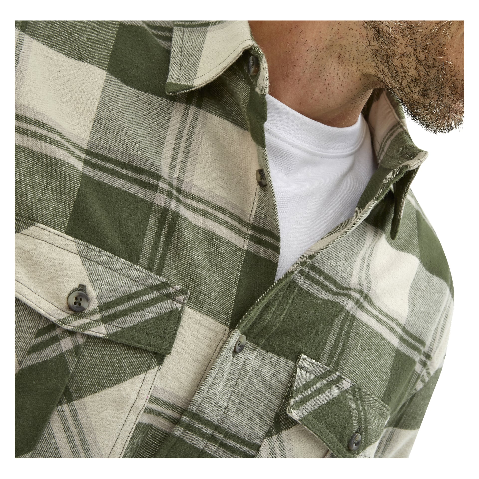 Närbild på en person i herrflanellskjortan Ture by Bluewear, med grön och beige rutig färg, lager över en vit t-shirt. Endast skägget och käklinjen syns; resten av ansiktet är utanför bild.