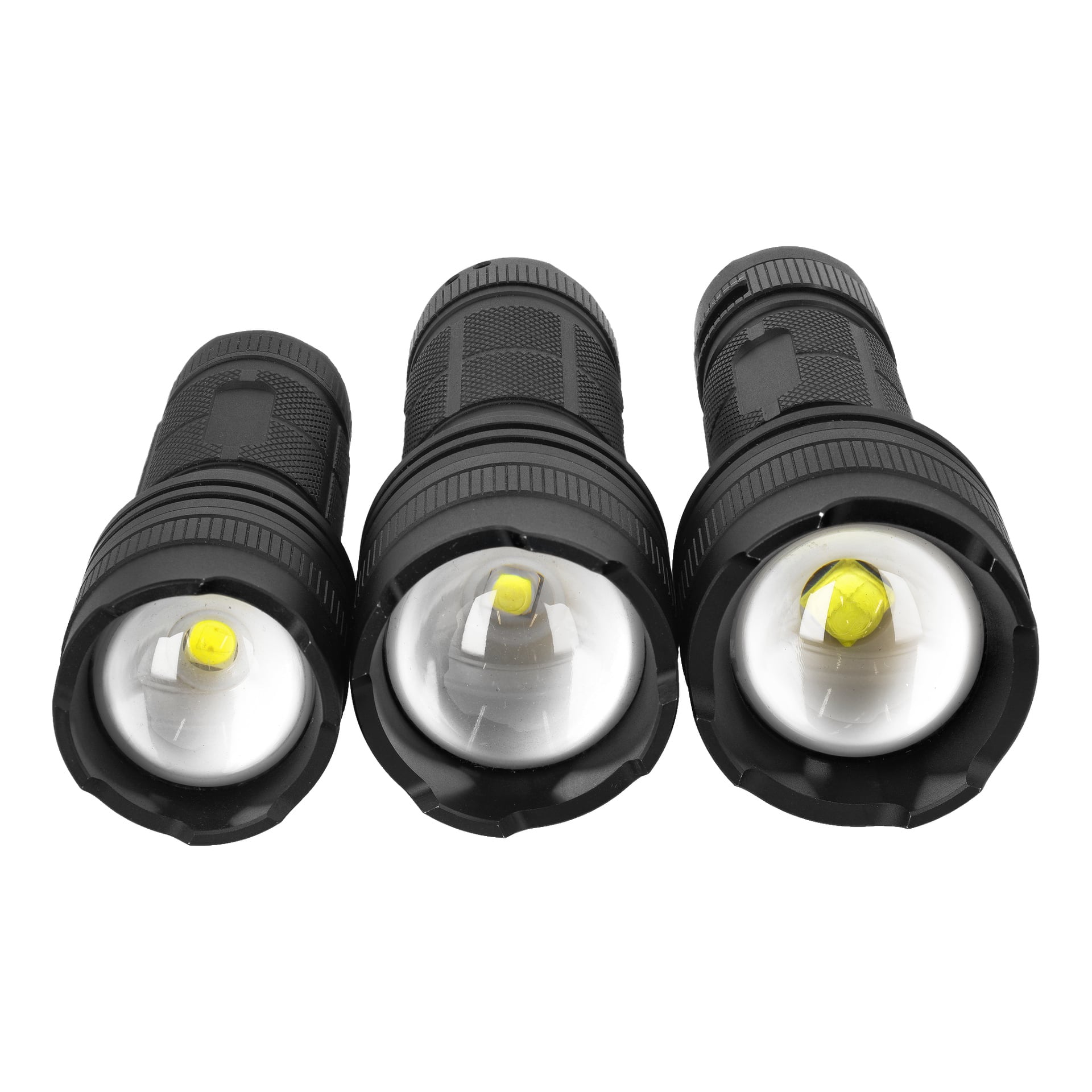 Tre svarta Anslut LED-facklor från ett set om tre är placerade upprätt i olika storlekar, vilket visar deras linser och gula LED-lampor riktade framåt.