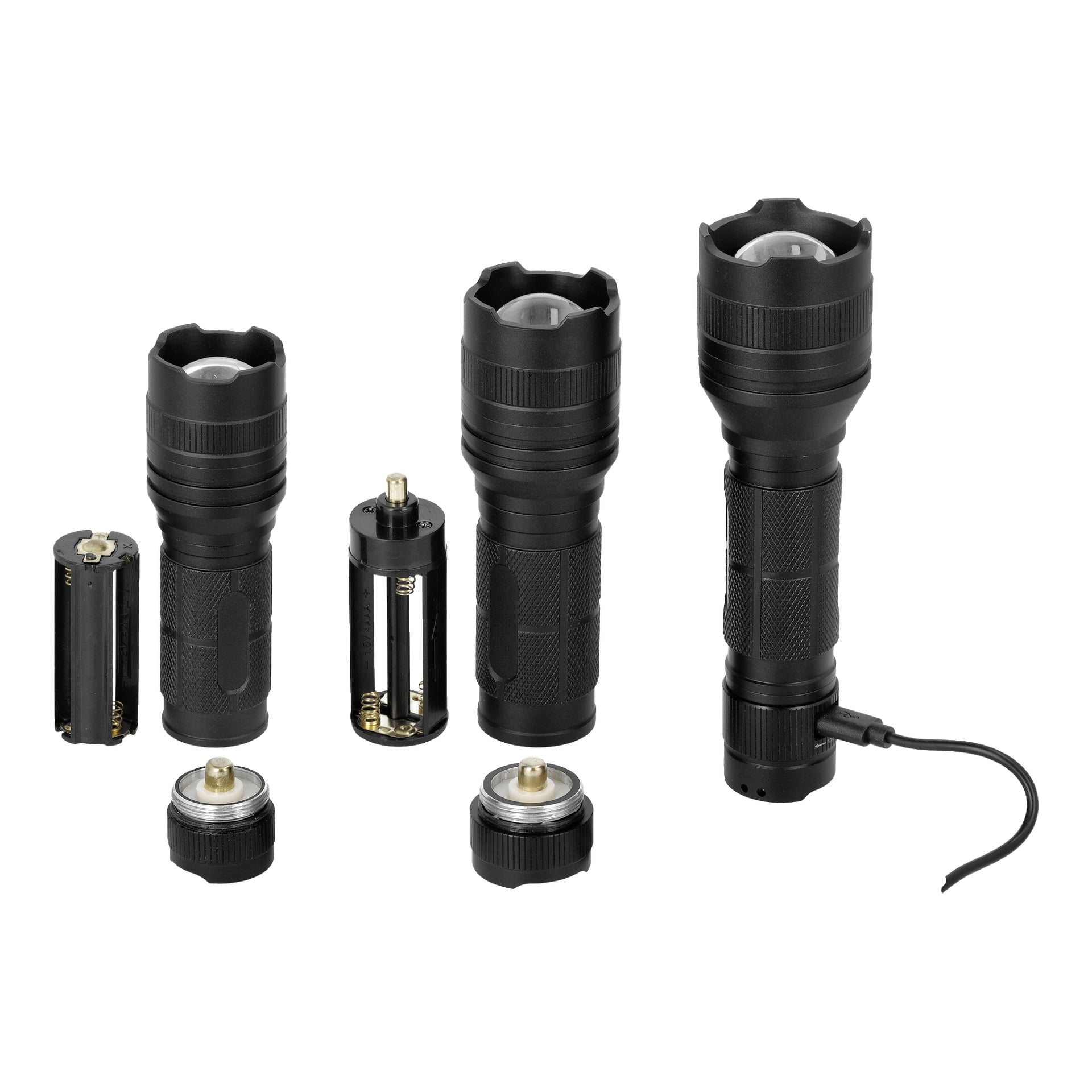 Ett set med tre svarta Anslut LED-ficklampor visas, var och en tillsammans med utbytbara batterihållare, ändlock och en laddningskabel. De enskilda delarna är prydligt arrangerade före facklorna.