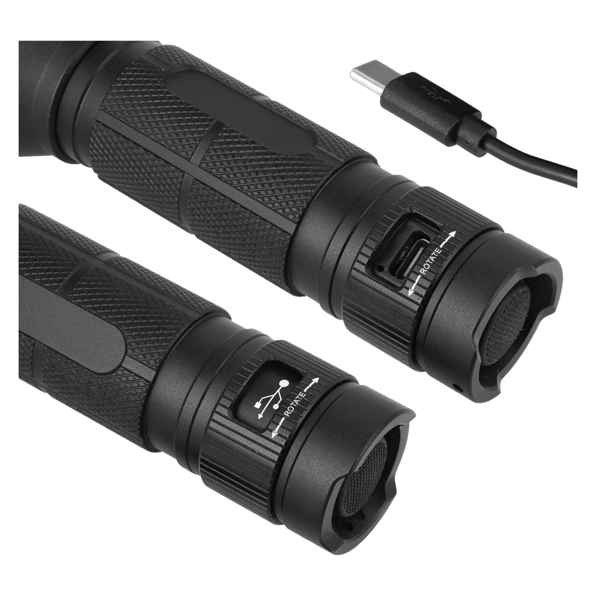Tre svarta cylindriska Anslut LED-ficklampor, var och en med texturerade grepp och USB-C-laddningsportar, visas. En USB-C-kabel vilar nära portarna för laddning, med vita pilar som visar portpositionerna på varje ficklampa.