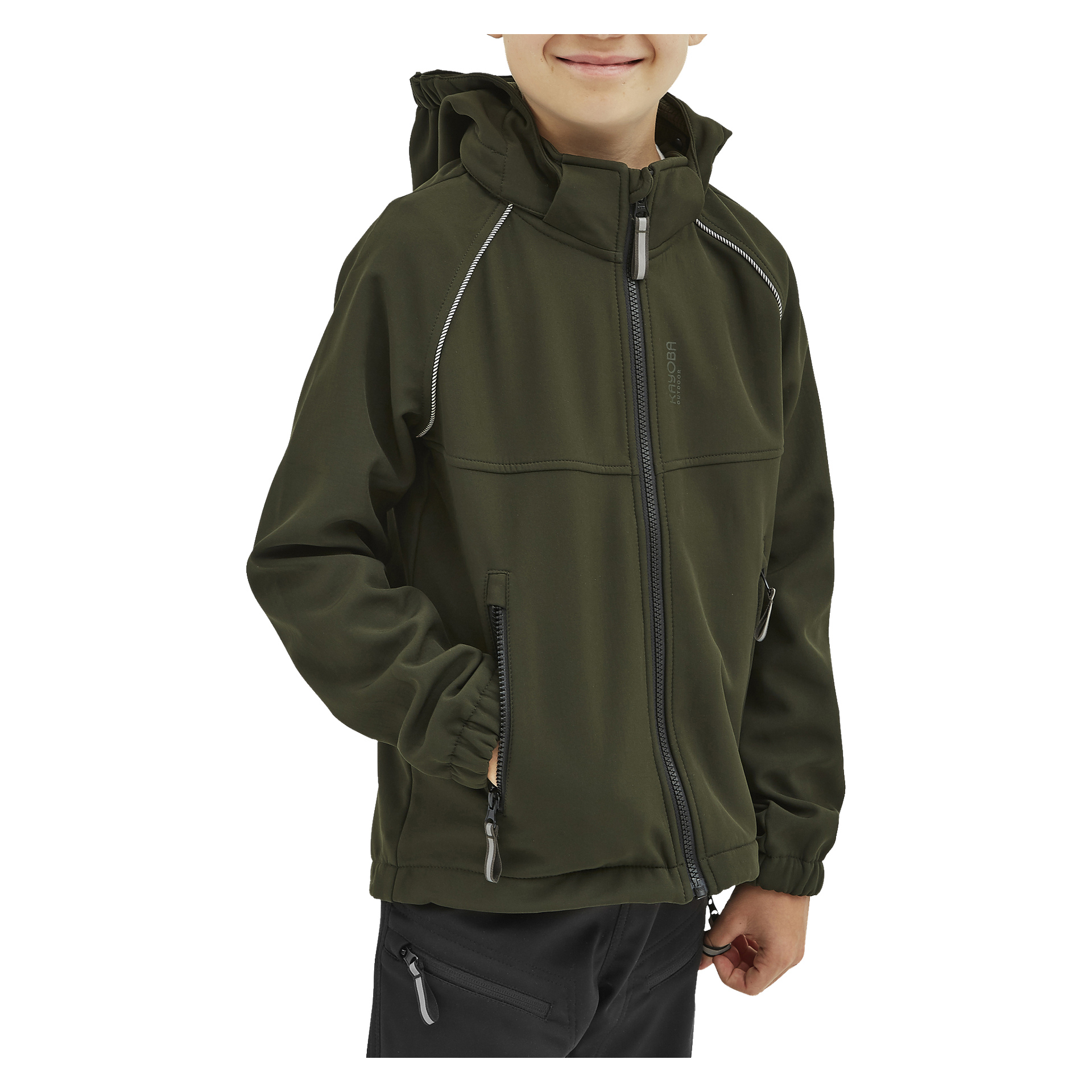 Ett leende barn står med ena handen i fickan, klädd i en mörkgrön Kayoba Outdoor Children's Kramfors softshelljacka med dragkedjefickor och huva.