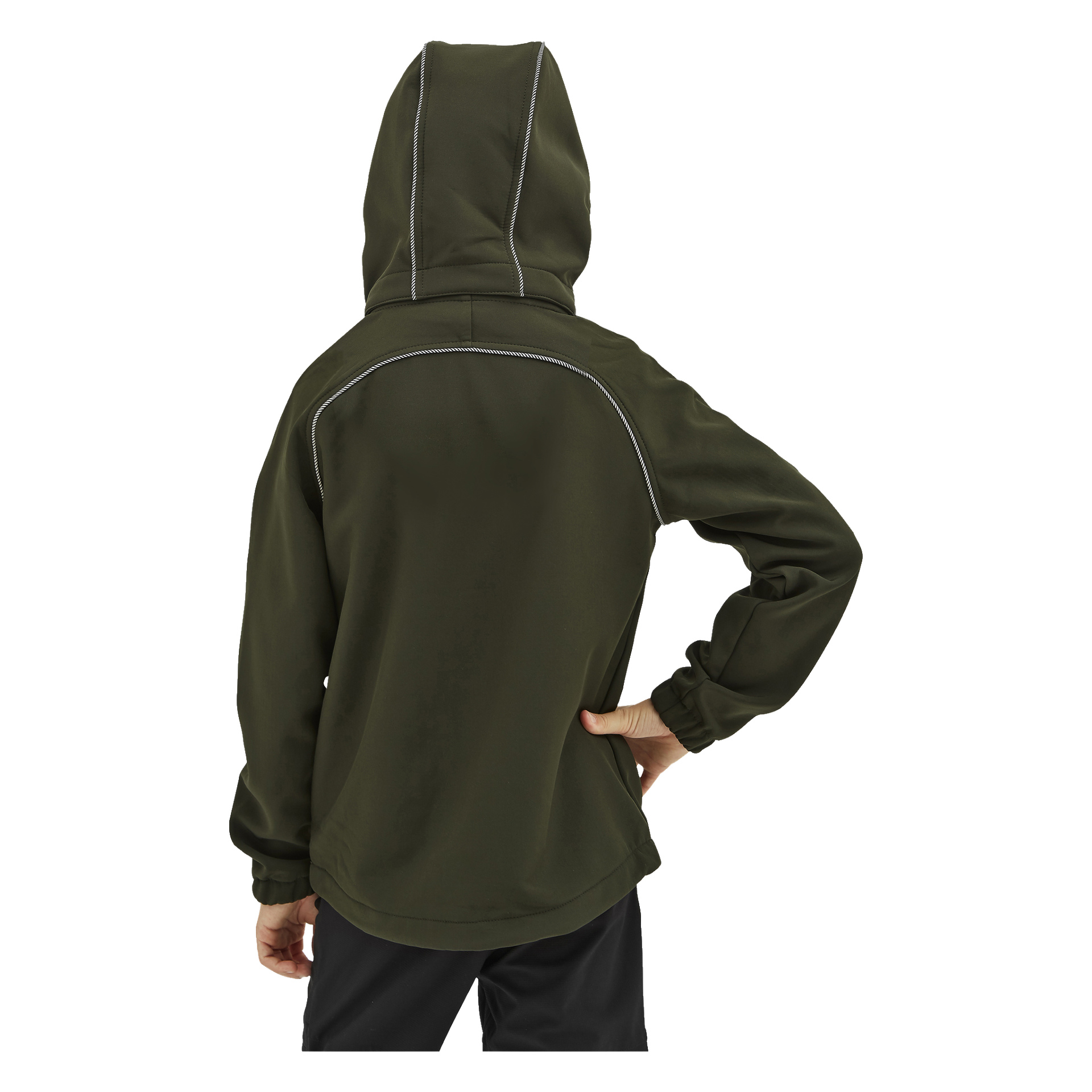 Dziecko pokazane jest od tyłu ubrane w softshellową kurtkę Kayoba Outdoor Children's Kramfors w oliwkowej zieleni, ozdobioną białymi przeszyciami, zaokrąglonym brzegiem i wyraźnymi szwami na plecach i kapturze. Na zdjęciu widać tylko górną część ciała dziecka, z lewą ręką spoczywającą na biodrze.