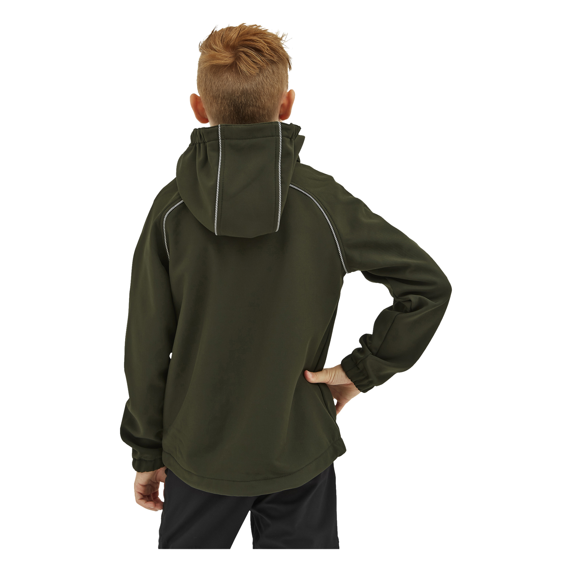 Od tyłu widzimy dziecko z krótkimi, jasnobrązowymi włosami, ubrane w ciemnozieloną kurtkę Kayoba Outdoor Children's softshell Kramfors z refleksyjnymi lamówkami, opierające jedną rękę na biodrze.