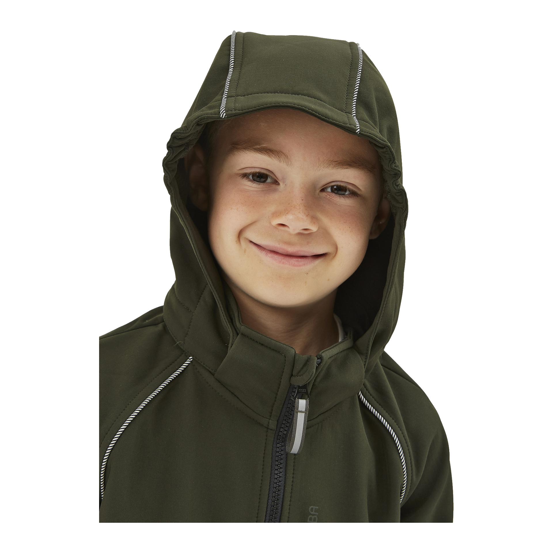 Dziecko w oliwkowozielonej kurtce Kayoba Outdoor Children's softshell z białym przeszyciem uśmiecha się do aparatu.