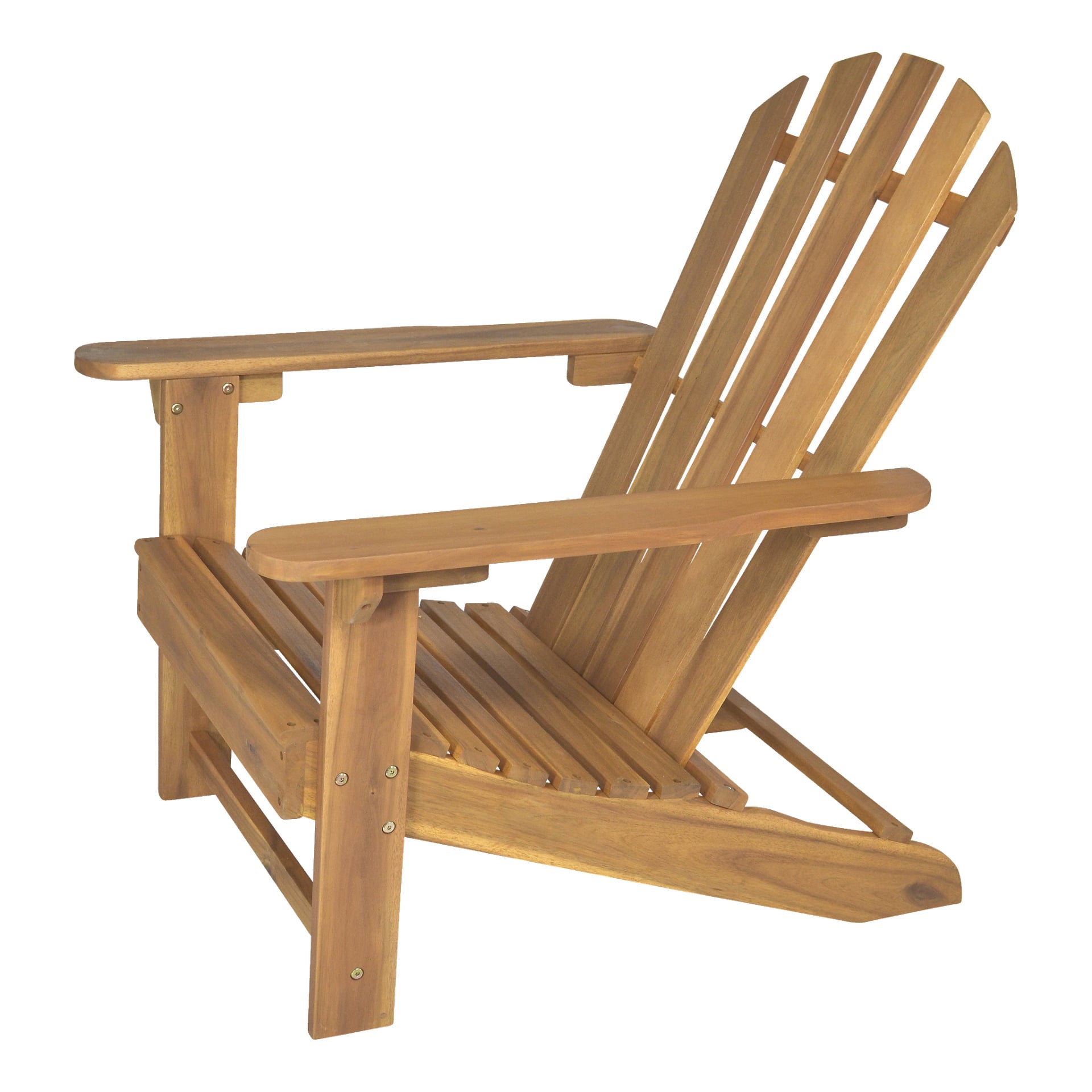EKVIP Deck Chair med matchande fotpall har breda armstöd, ribbelstolar och ryggstöd samt en naturlig träton. Placerad i vinkel framhäver bilden dess robusta byggnad och bekväma ergonomiska form.