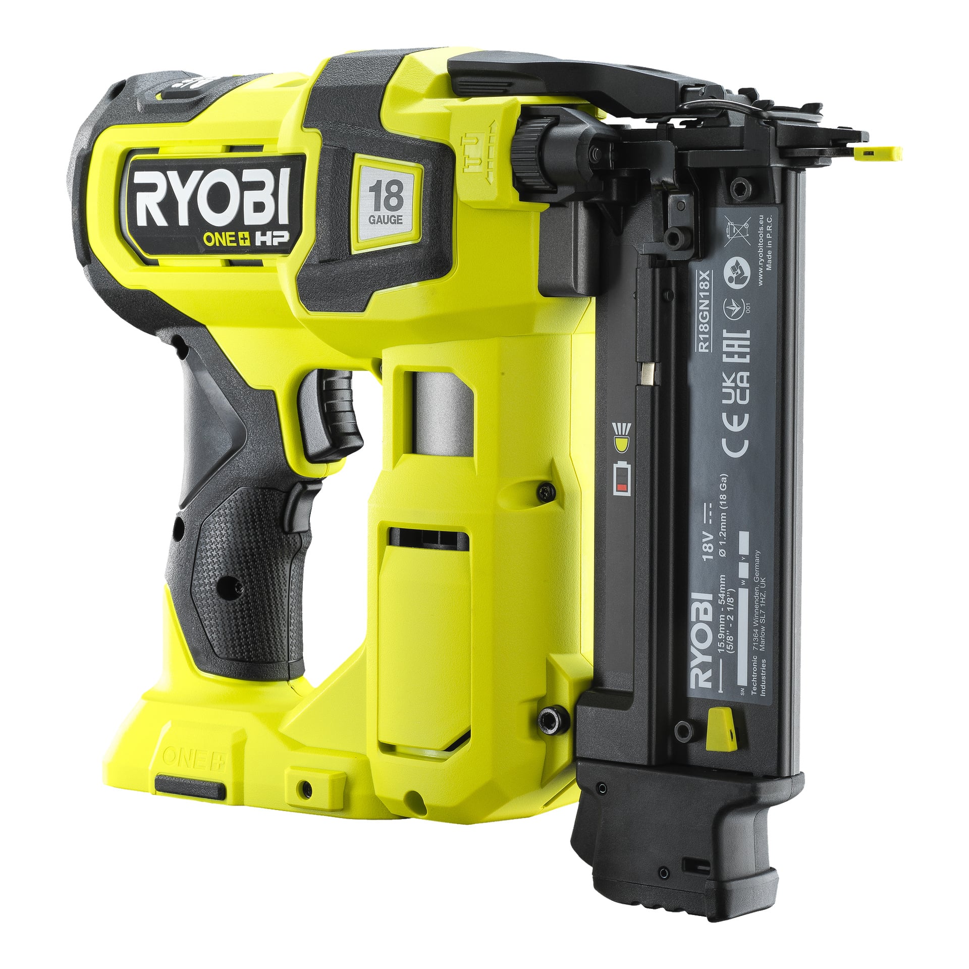 En Ryobi One+ HP Brad spikpistol i gult och svart, modell AirStrike R18GN18X-0, är vinklad för att visa dess varumärke, avtryckare, handtag, magasin och flera detaljerade etiketter och varningar på sidan.
