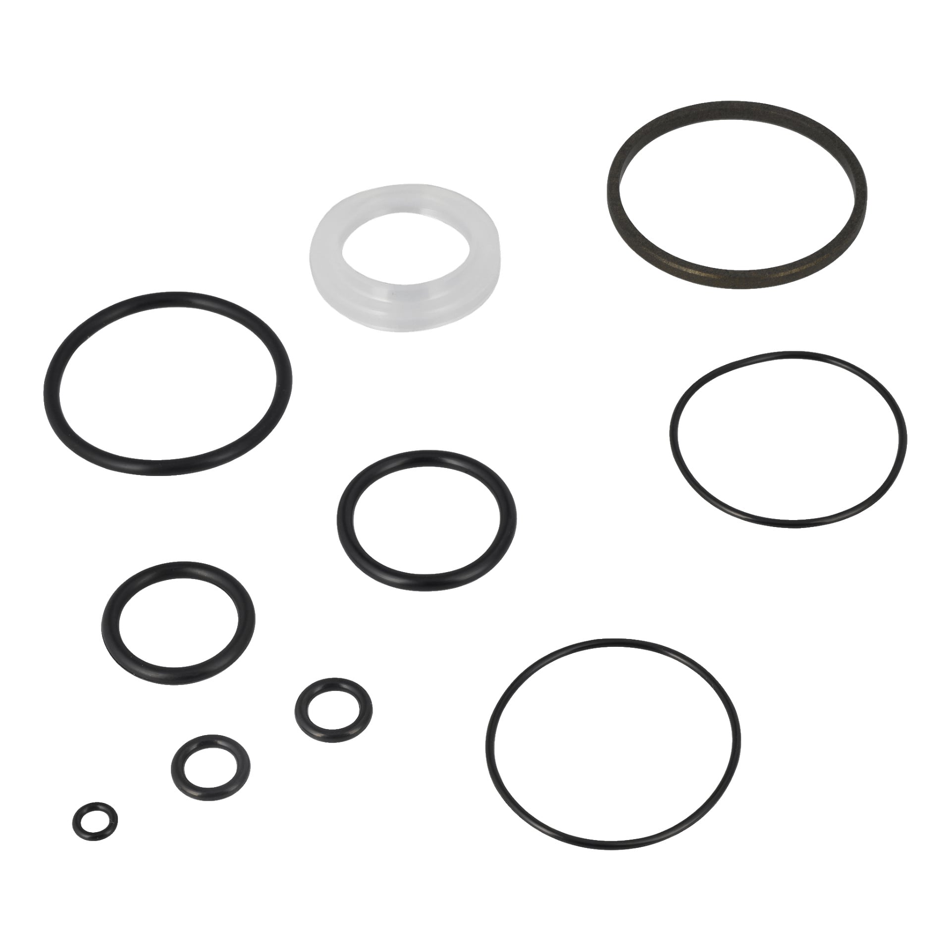 Et pakningssett for en vedkløyver med ni svarte gummi-O-ringer i ulike størrelser og én gjennomsiktig plastring, arrangert sammen.