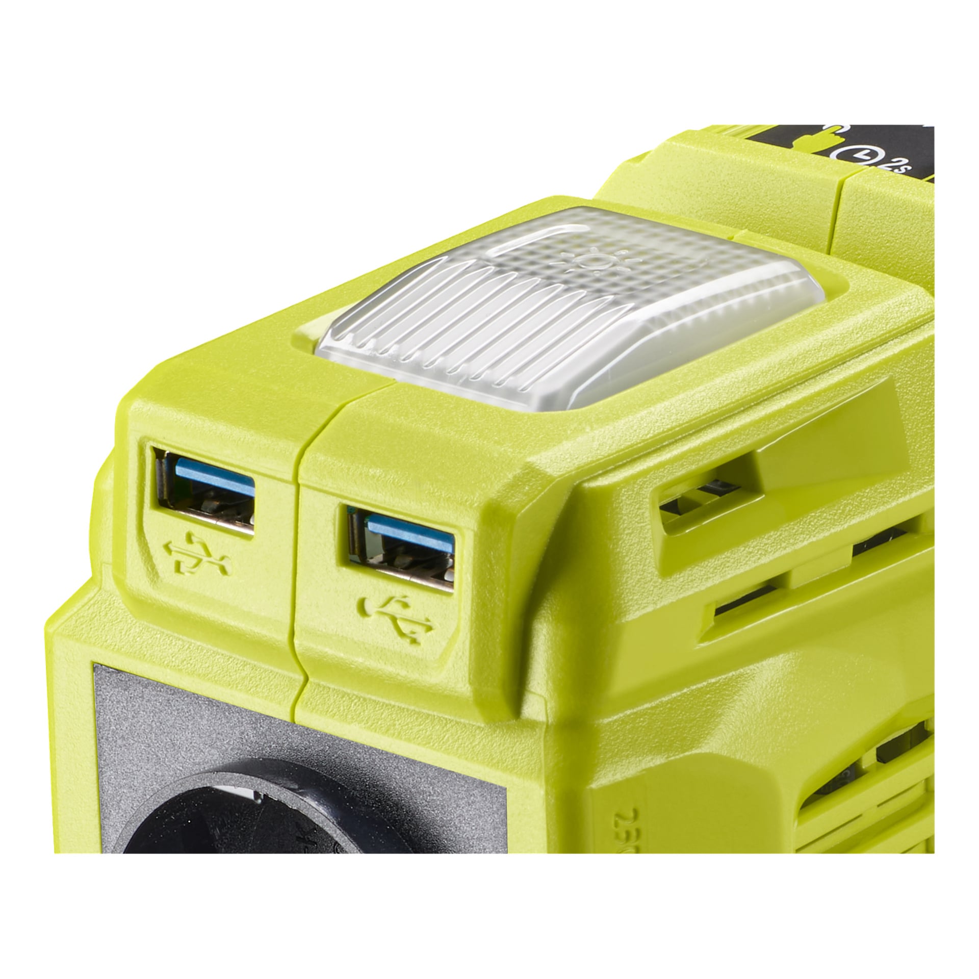 Närbild på en Ryobi One+ Voltage-omvandlare RY18BI150B, med sitt gula hölje, två blå USB-portar, en vit texturerad knapp och ventilationsspår. Etiketten lyder "Ryobi One+ 18V" och "RY18BI150B".