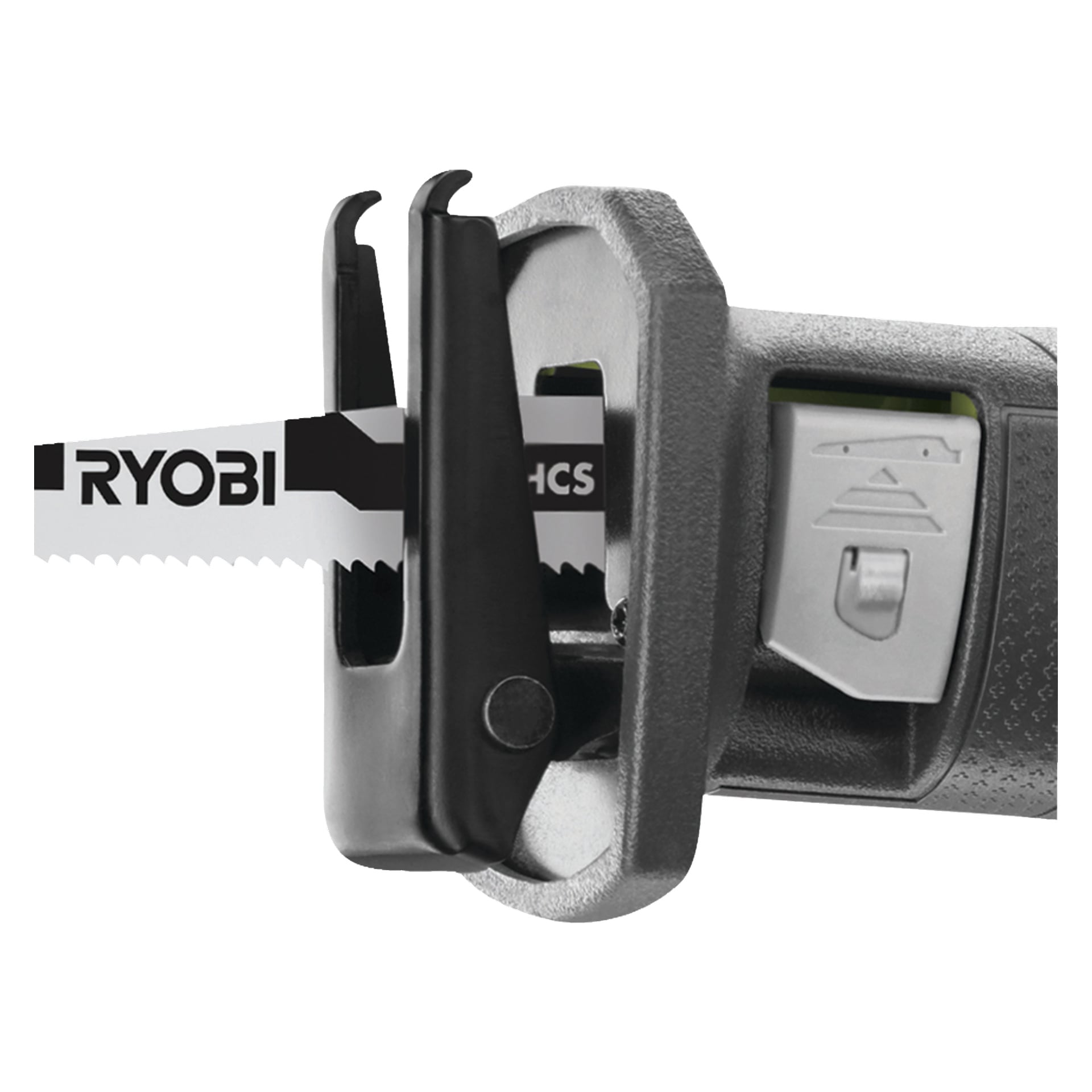 Detaillierte Ansicht einer batteriebetriebenen Ryobi One+ Hubkolbensäge R18RS-0, die eine Ryobi-Klinge zeigt, die in die Klingenklemme eingesetzt wird. Der Fokus liegt auf dem strukturierten Griff der Säge und dem sichtbaren Blattauslöserhebel.