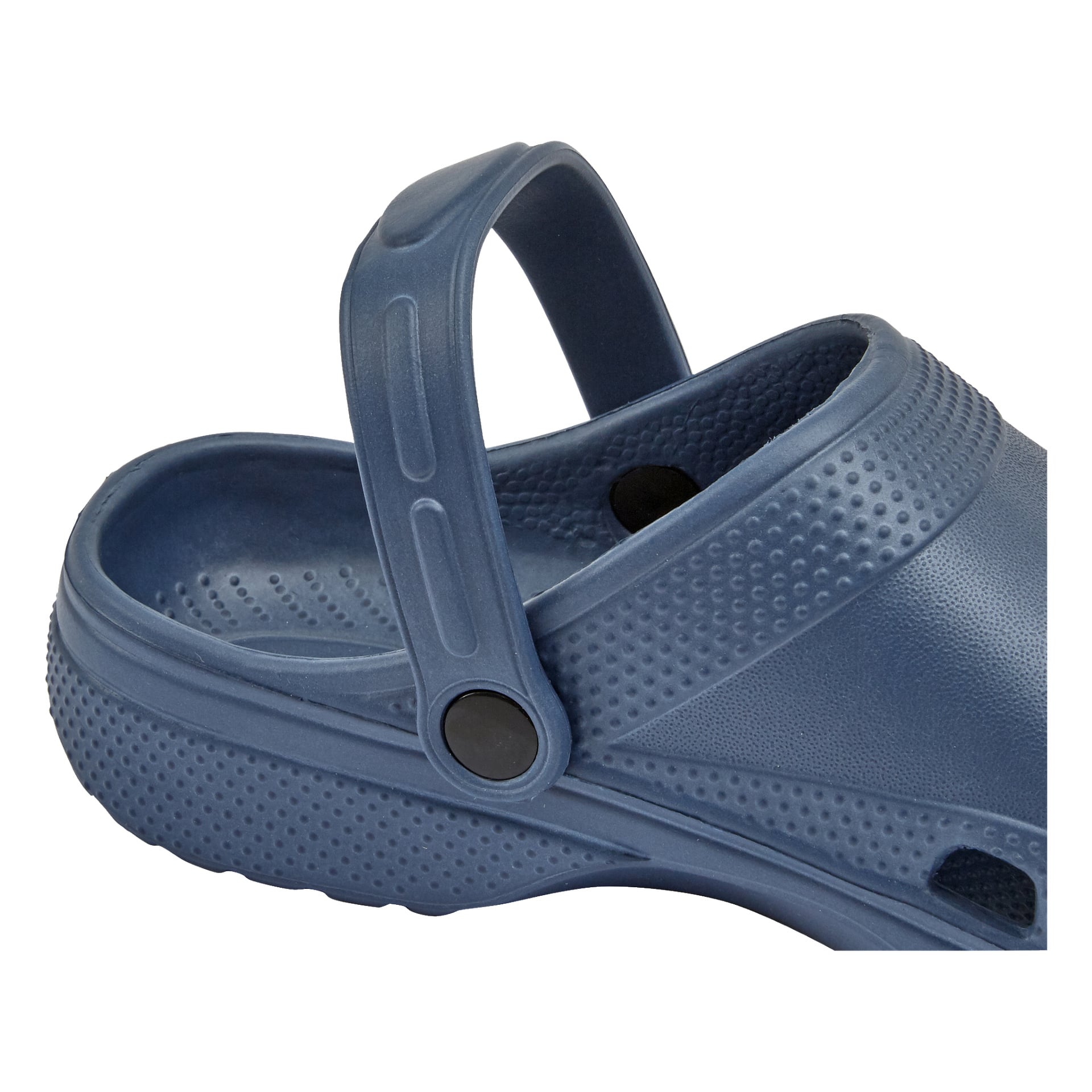 Närbild på en blå gummi Kayoba Outdoor Slippers-stopp, som visar en texturerad yta med runda hål och en justerbar rem fäst med en svart knapp. Sulan är tjock och har ett detaljerat, greppigt mönster.