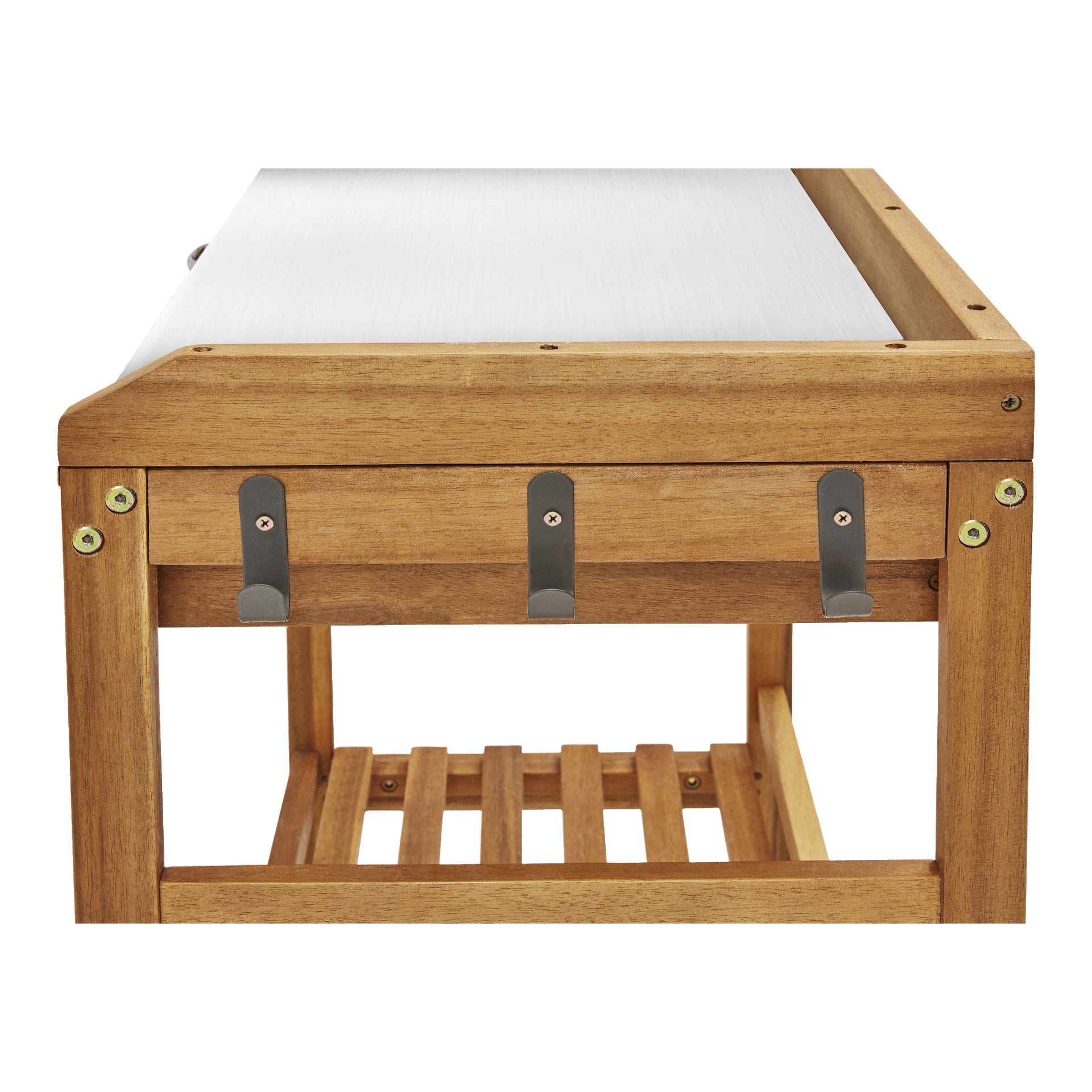 Ein detaillierter Blick auf den Hard Head Potting Table hebt sein Trio aus Metallhaken, ein Lattenregal darunter und eine schlanke, blasse Tischplatte hervor. Die Aufnahme betont die Vorder- und die leichten Seitenwinkel des Tisches.