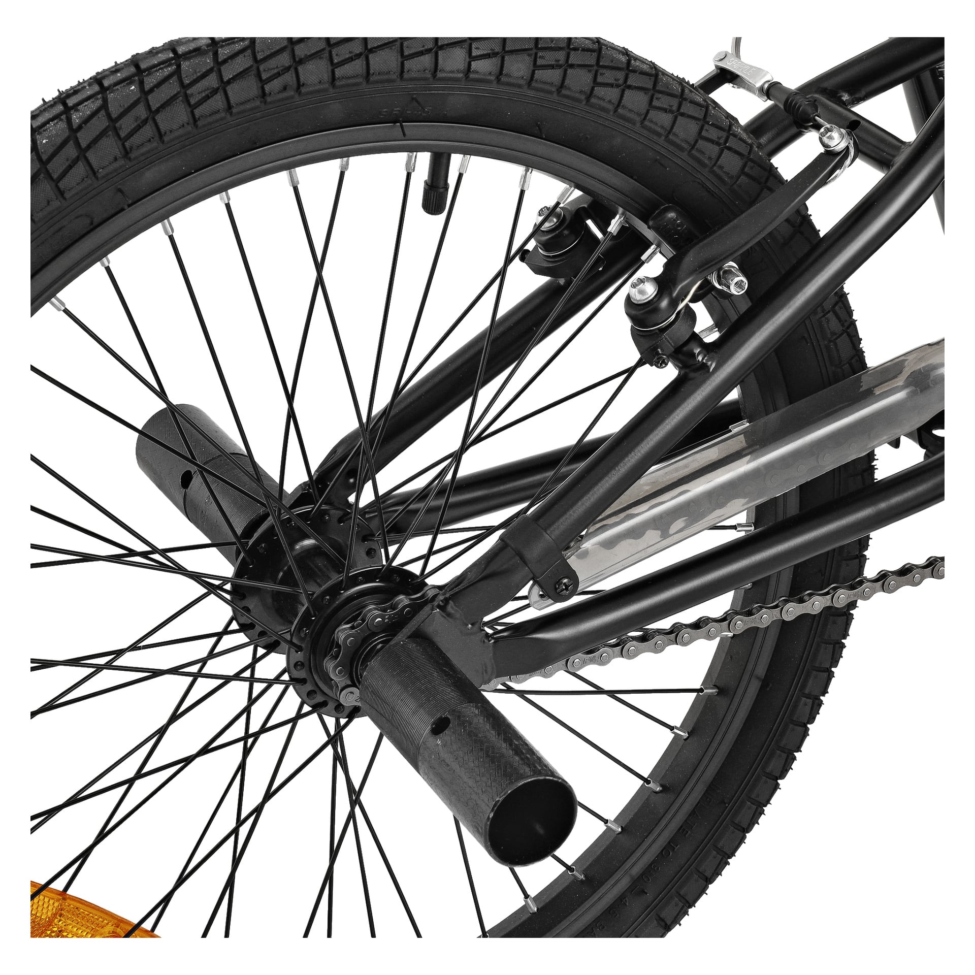 Närbild av Kayoba BMX-cykelns svarta bakhjul, som visar dess djupa däck, synliga ekrar, kedja, bromssystem och en stunt-peg som är fäst.