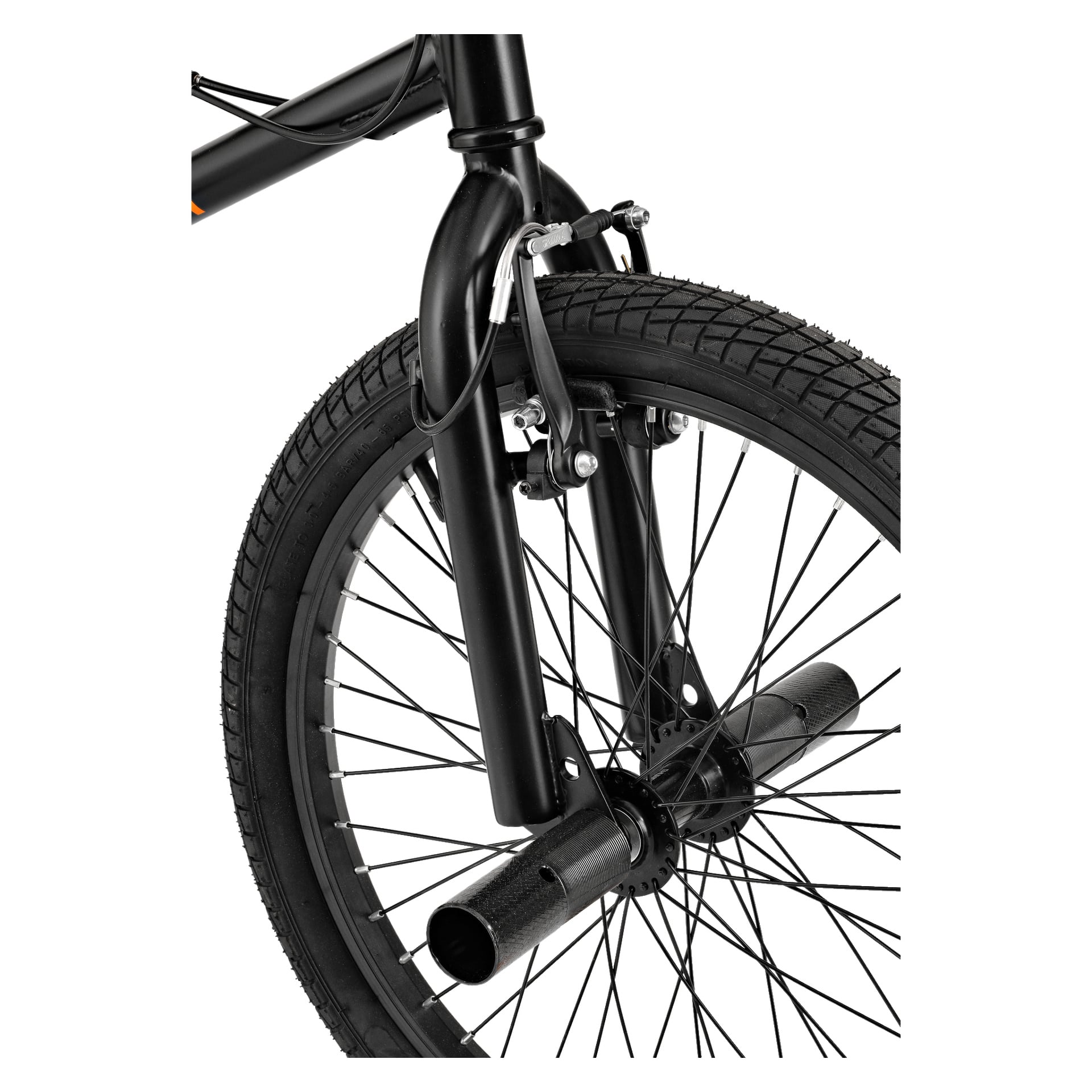 Detaljerad vy av Kayoba BMX-cykelns framhjul, som visar det svarta däcket, ekramönster, framgaffel, bromsmekanism och en metalltapp monterad på axeln.