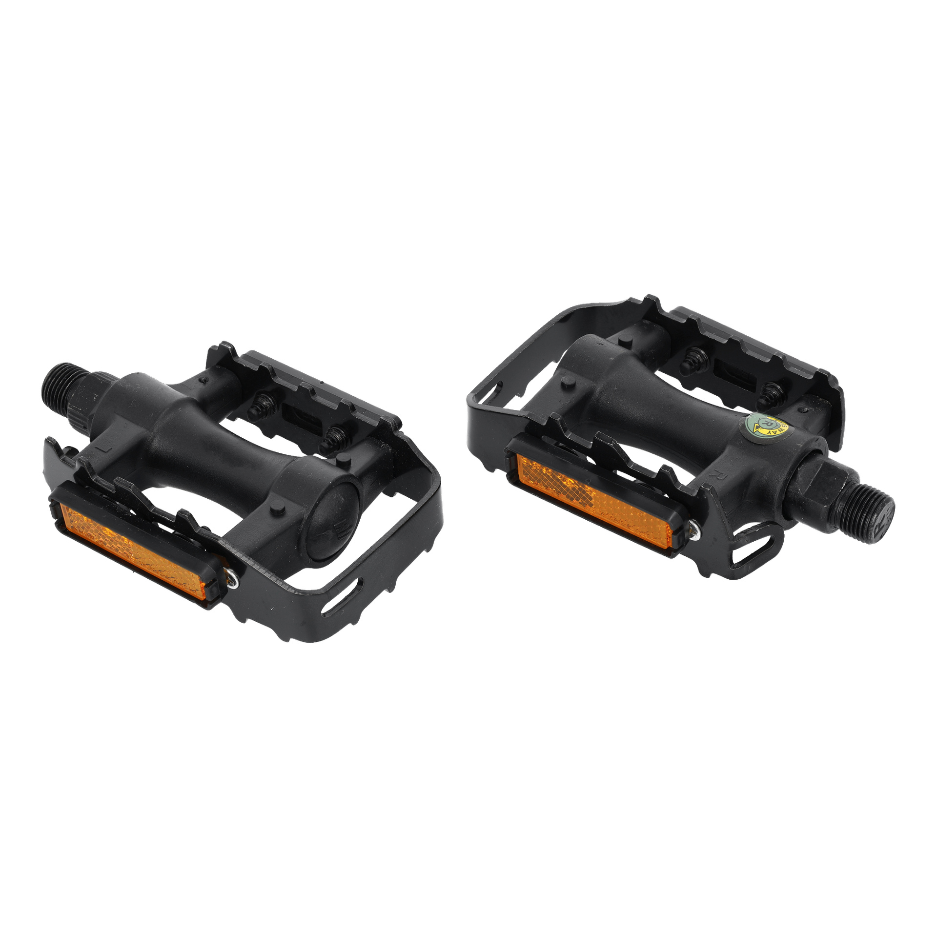 Ett svart par Pedals mountainbikepedaler med orange sidoreflektorer, visade ur två olika vinklar.