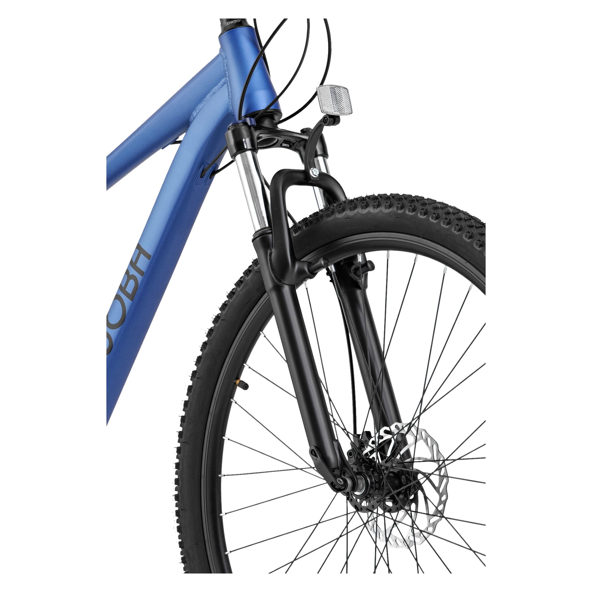 Detaljerad vy av mountainbiken Walders blå framhjul och fjädringsgaffel, som visar däckets mönster, ekrar, skivbroms och en del av ramen där Kayoba-varumärket delvis kan ses.