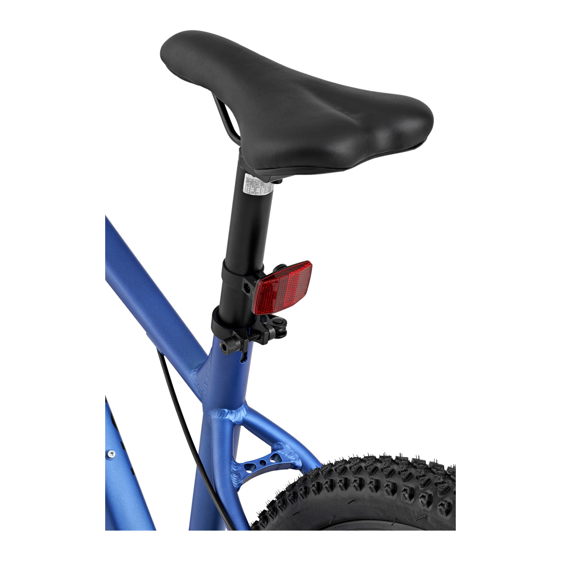 Närbild av Kayoba Walder mountainbike med framhävning av dess blå sadel, svarta sadelstolpe, röd bakreflektor och en sektion av det knyckiga bakdäcket.