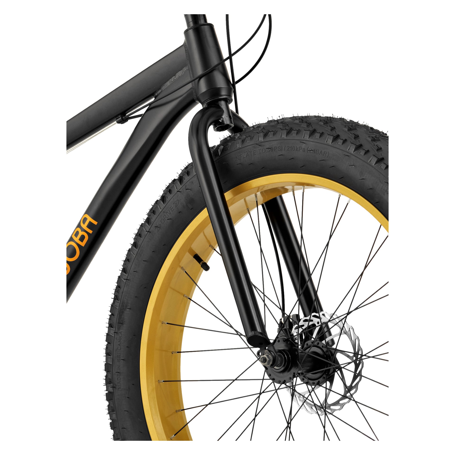 Ein detaillierter Blick auf das Vorderrad und die Gabel eines Kayoba Fatbikes, mit einem klobigen, profilierten Reifen auf einer gelben Felge. Der schwarze Fahrradrahmen zeigt etwas orangefarbenes Branding. Vordere Scheibenbremse und Radspeichen sind ebenfalls sichtbar.