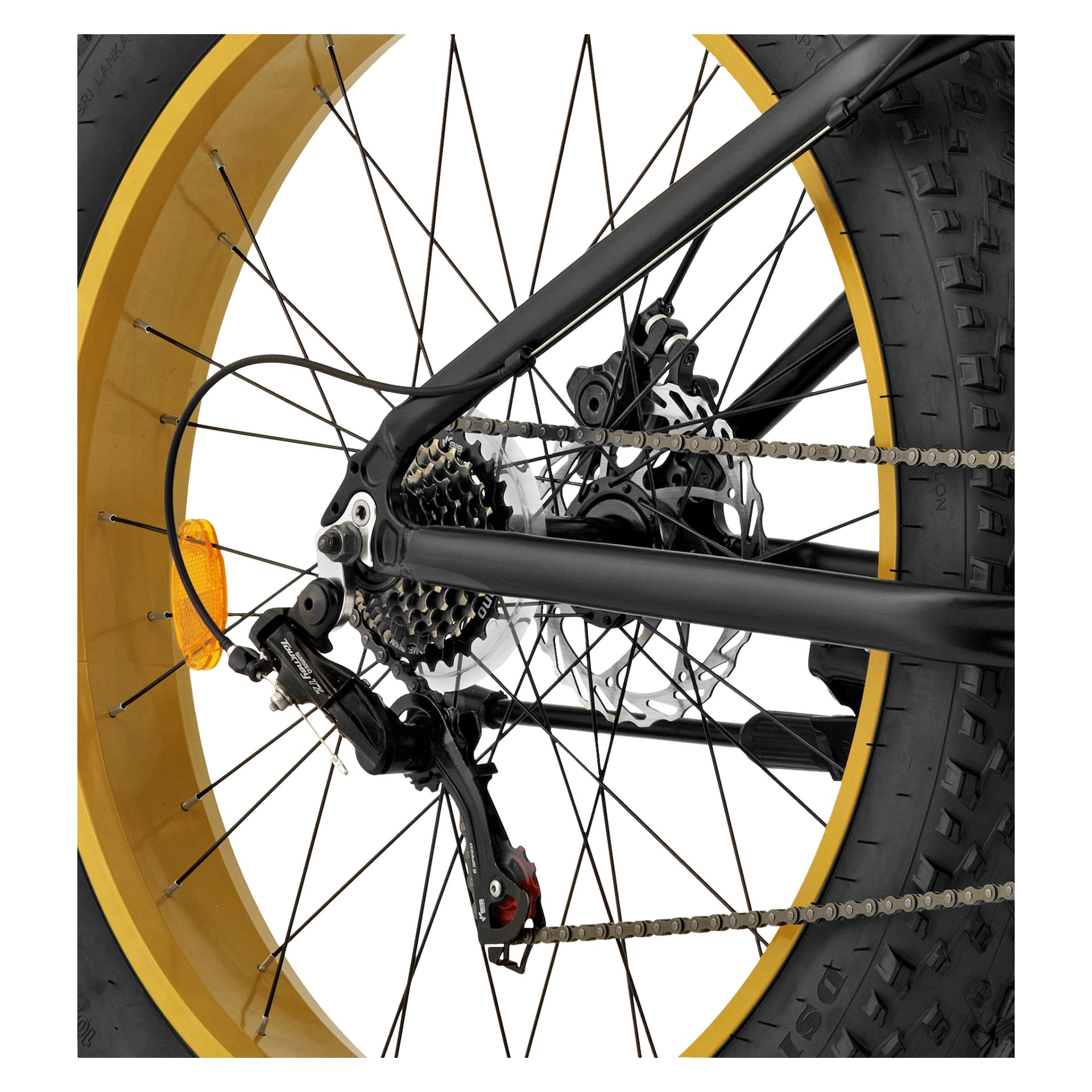 Nahaufnahme des Hinterrads eines Kayoba Fatbike mit einem dicken Reifen mit gelber Felge, Schaltkassette, Schaltschalter, Scheibenbremse, Kette, Speichen und einem kleinen orangefarbenen Reflektor.