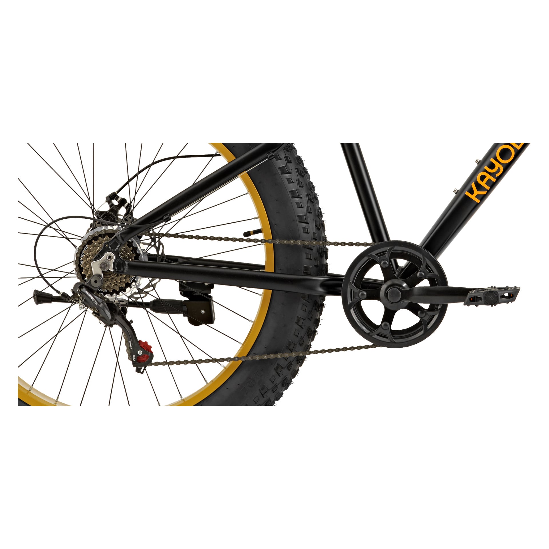 Detaillierte Ansicht des Hinterrads, des Antriebsstrangs und des Pedals auf einem schwarzen Kayoba Fatbike. Der Reifen hat eine gelbe Felge und ein ausgeprägtes Profilmuster, wobei "Kayoba" teilweise auf dem Rahmen sichtbar ist.