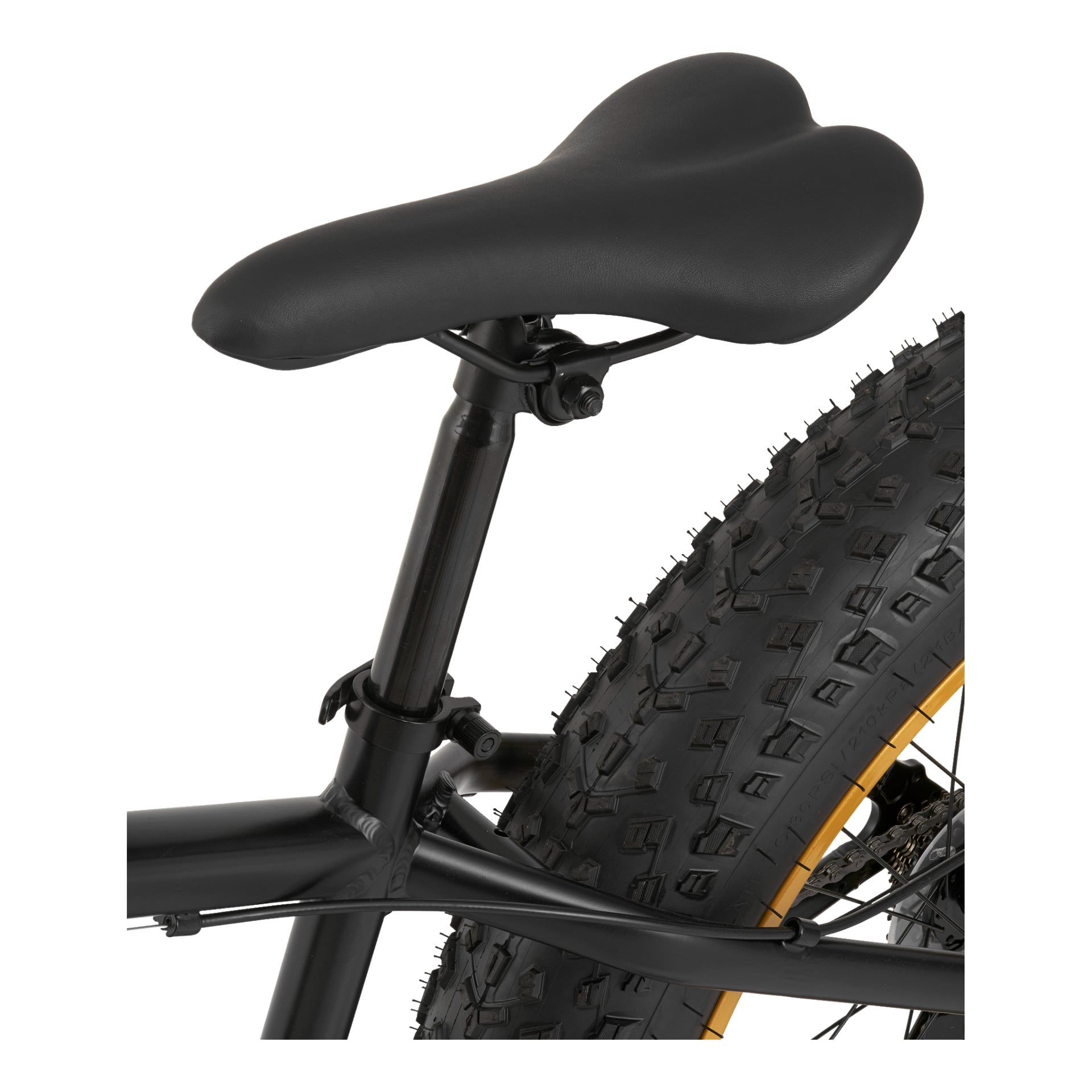 Detaillierte Ansicht des schwarzen Sattels und der Sattelstütze des Kayoba Fatbike, die sich über einem breiten, knubbigen Hinterreifen mit gelber Felge befinden. Teile des Fahrradrahmens und des Hinterrads sind ebenfalls zu sehen.