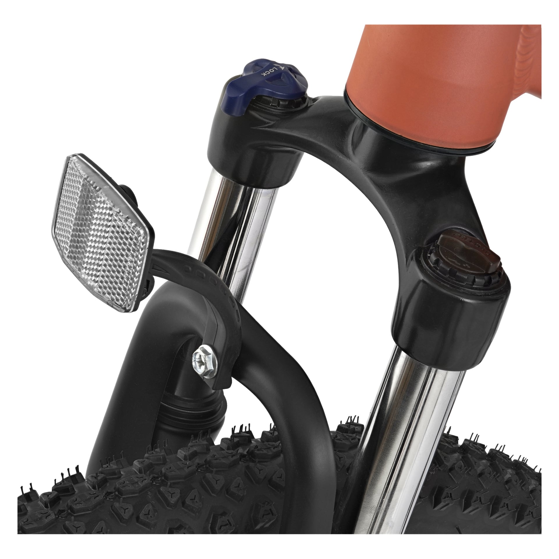 Detaljerad vy av Kayoba Mountain bike Freedom 3:s orange ram med fokus på framfjädringsgaffeln. Synliga funktioner inkluderar stötdämparen, justeringsrattar på toppen, en reflektor och en sektion av det knoppformade framdäcket.