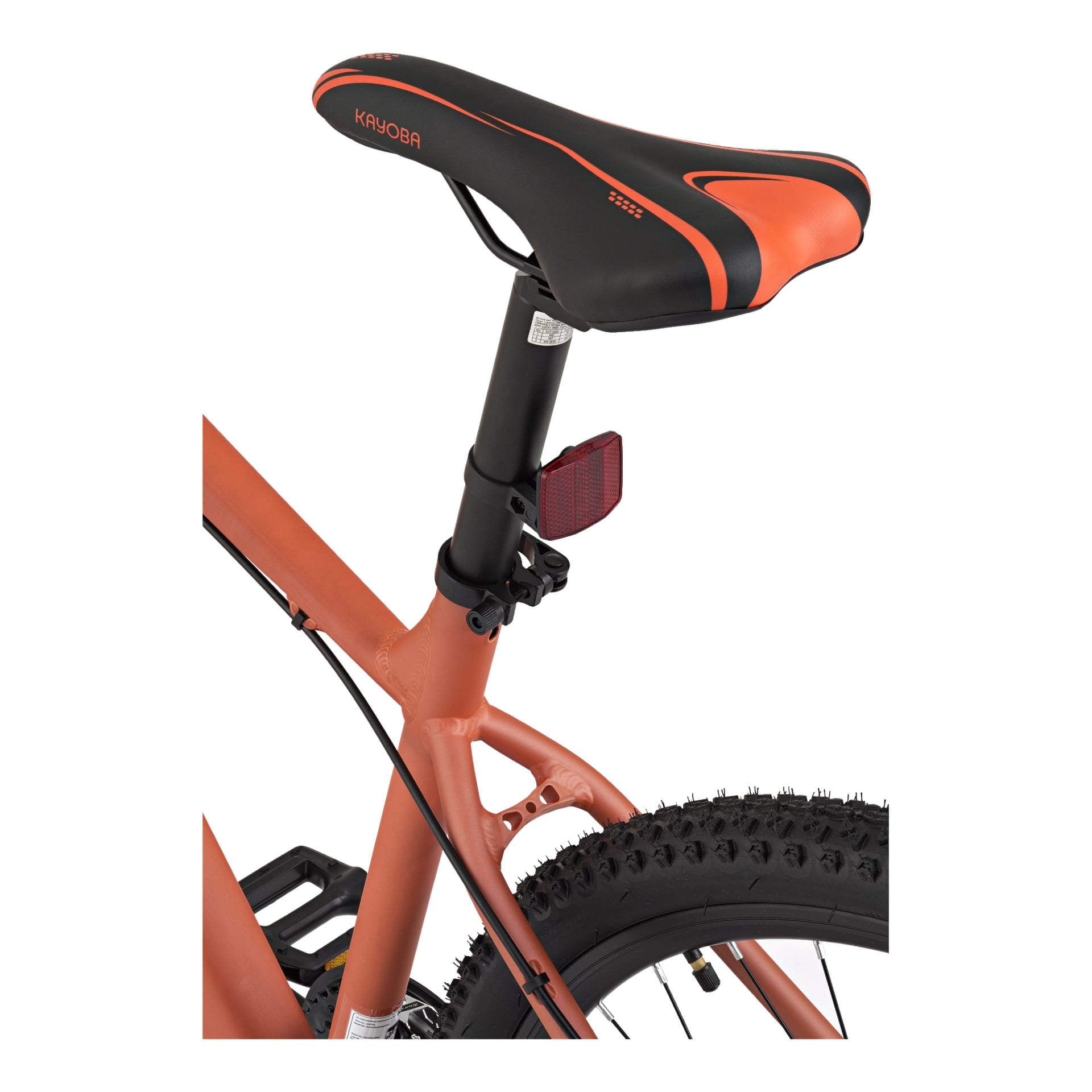 Detaljerad vy av Kayoba Mountain Bike Freedom 3 med sin orange ram, svart och orange sadel och sadelstolpe, en röd bakre reflektor och en del av bakdäcket som visar dess mönster.