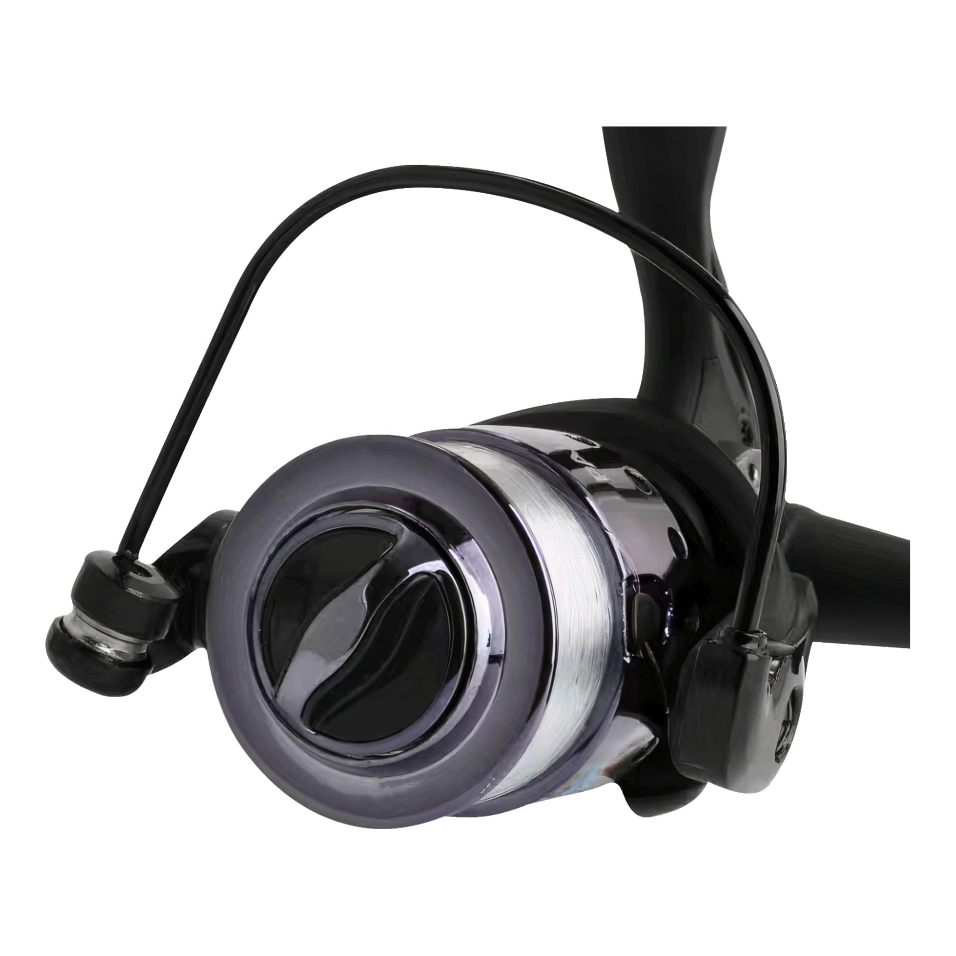 Detaljerad närbild av Kayoba Fishing Reel-setet, som visar dess svarta och silverfärgade färgschema. Rullen är gjord för snurrande spön och inkluderar en baljarm, intrikat accentuerad spole, ergonomiskt böjt handtag och en synlig lina.