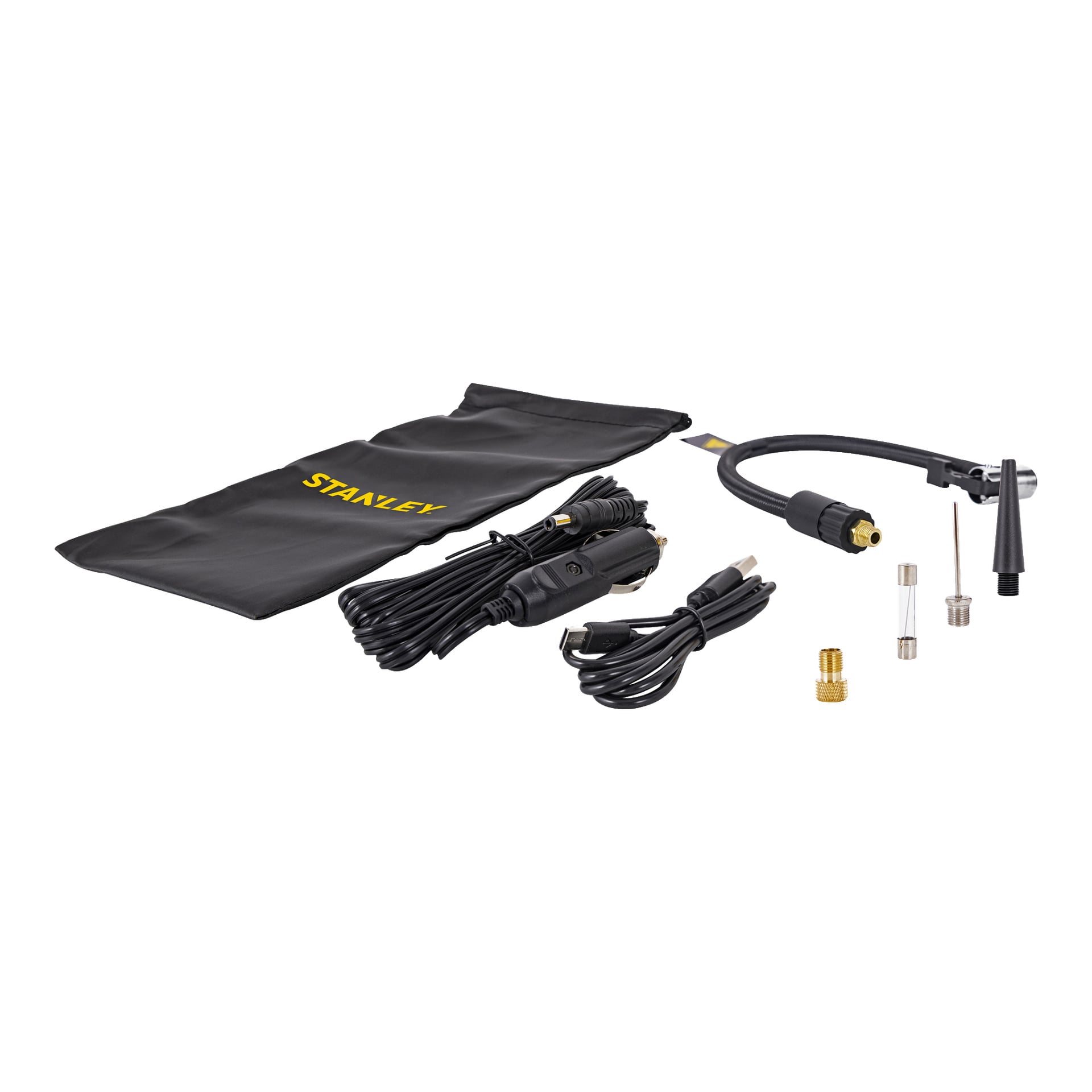 Akumulatorowa Mini Pompa Powietrzna Stanley SXIF0101 jest prezentowana z czarną torbą na transport, zwiniętym kablem adaptera 12V, kablem USB, elastycznym wężem powietrznym oraz czterema różnymi metalowymi i plastikowymi adapterami zaworów.