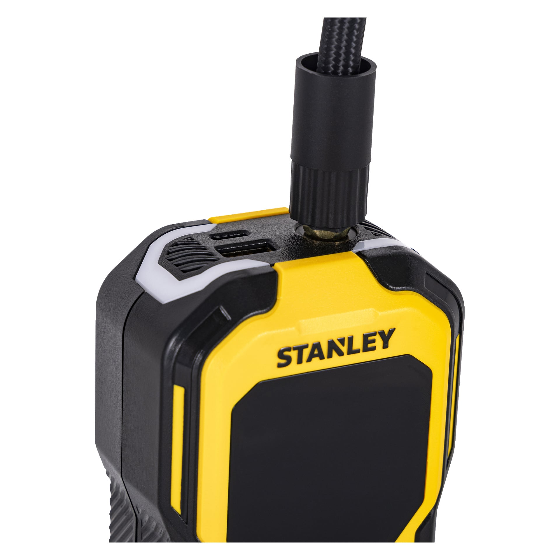 Szczegółowy widok żółto-czarnej akumulatorowej mini pompy powietrznej Stanley Rechargeable Mini Air Pump SXIF0101, pokazując podłączony kabel na górze. Na przodzie widnieje marka STANLEY, a urządzenie ma przemysłowy wygląd z teksturowanymi i gładkimi obszarami.