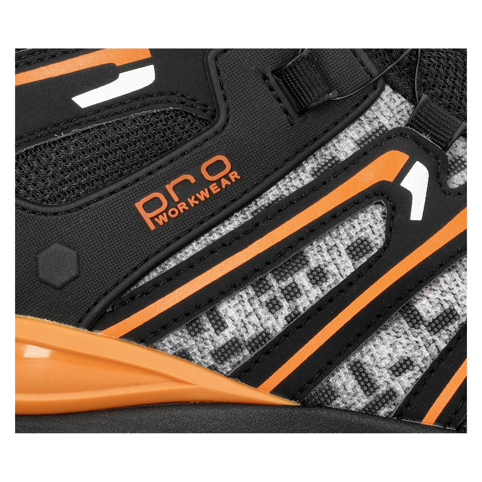 Närbild av Bluewear Pro Workwear säkerhetsstövlar med snabbsnörning kallade Phoenix. Stövlarna har en kombination av svarta, grå och orange detaljer, inklusive "Pro Workwear" tryckt på sidan. Designen inkluderar nättygpaneler, syntetiska överlägg och en slående orange detalj på sulan.
