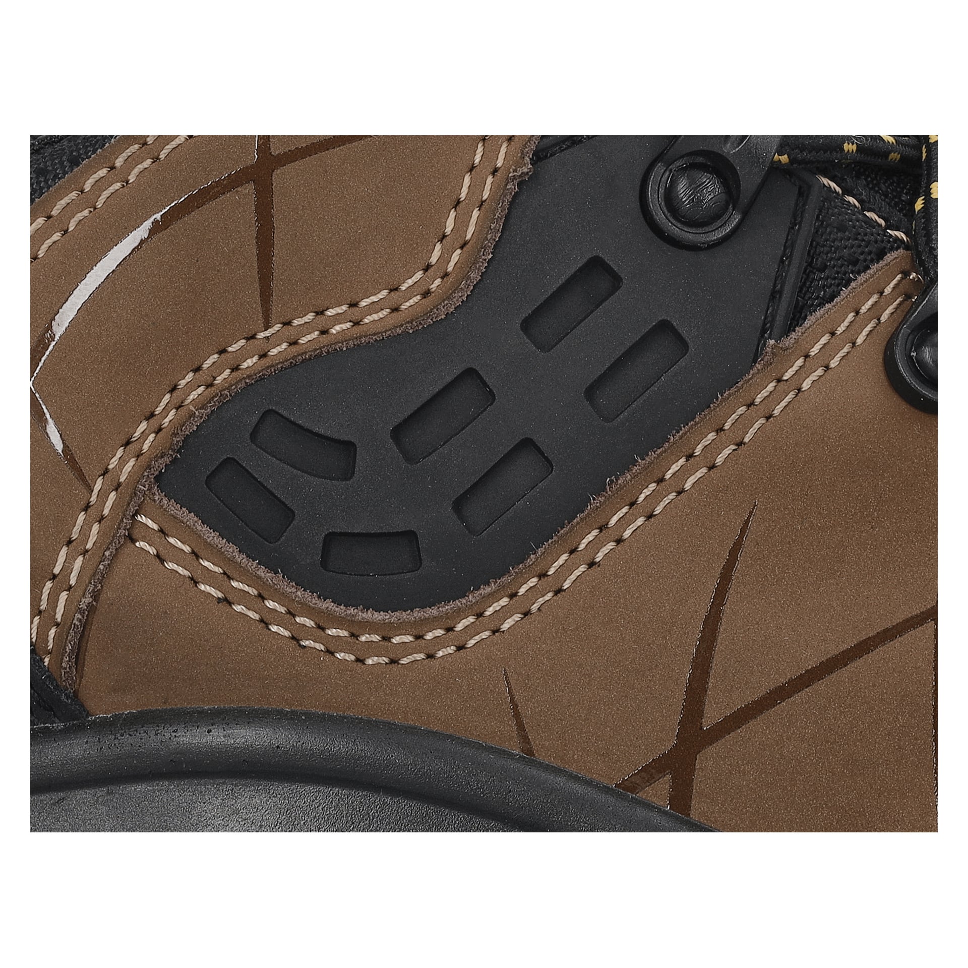 Detaljerad närbild av en Bluewear Safety Shoes Dallas-modell i brunt och svart, som framhäver de intrikata sömmarna, texturerade gummisulan, mesh-överpanelerna och synliga spetsöglor. Designen verkar robust och hållbar, vilket gör den lämplig för tuffa arbetsmiljöer och utomhusaktiviteter.
