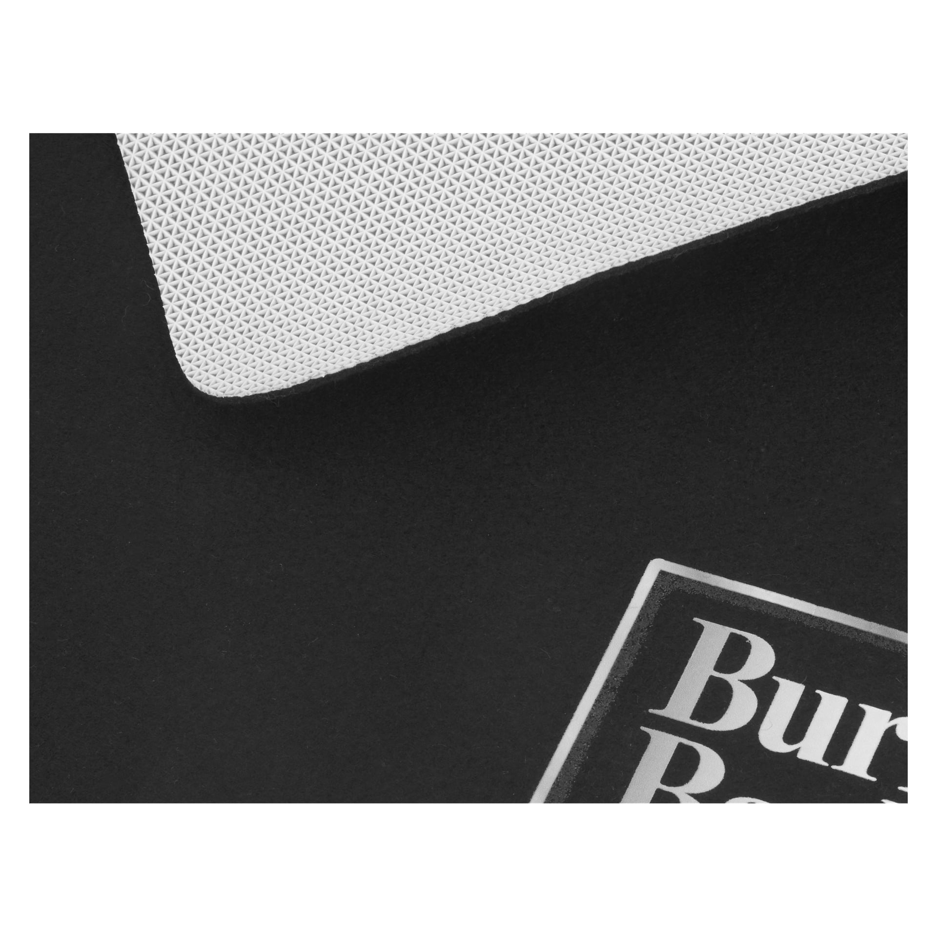 En teksturert hvit grillmatte fra Burns & Barkles vises i hjørnet over et delvis synlig svart-hvitt skilt med ordet "Bur" mot en solid svart bakgrunn.
