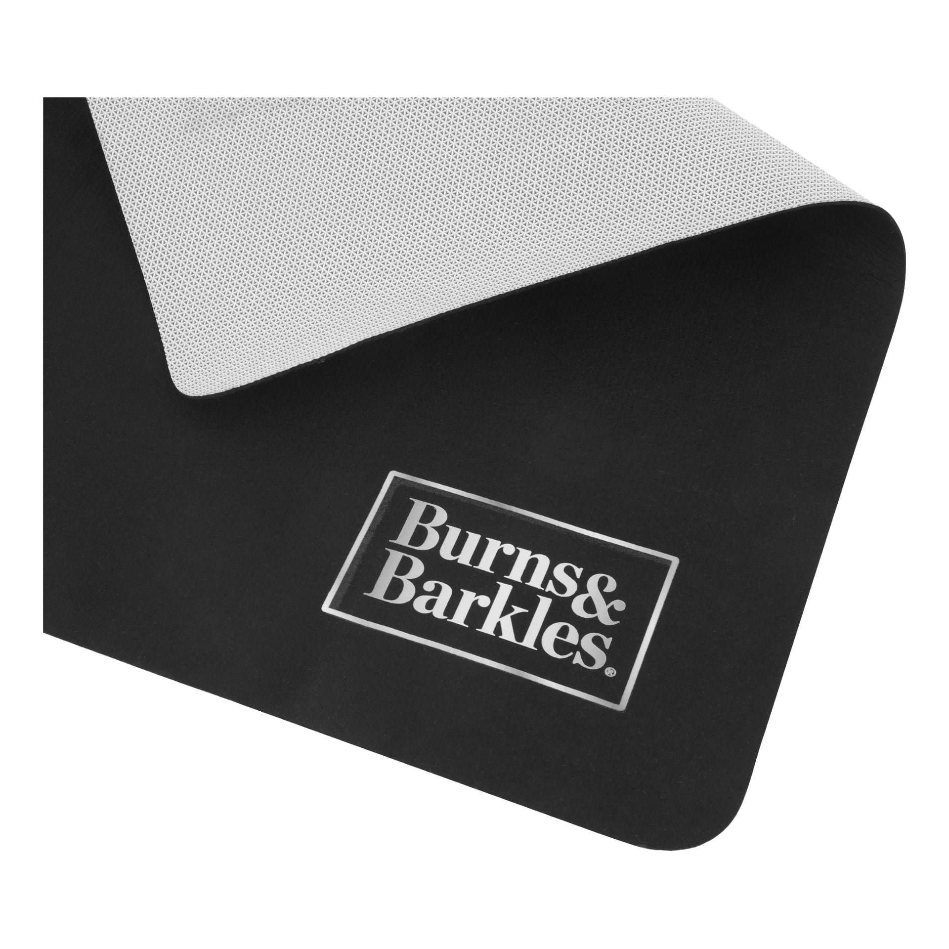 En svart grillmatte fra Burns & Barkles, delvis brettet i et hjørne for å avsløre den hvite undersiden. Matten har en hvit rektangulær logo med merkenavnet "Burns & Barkles."