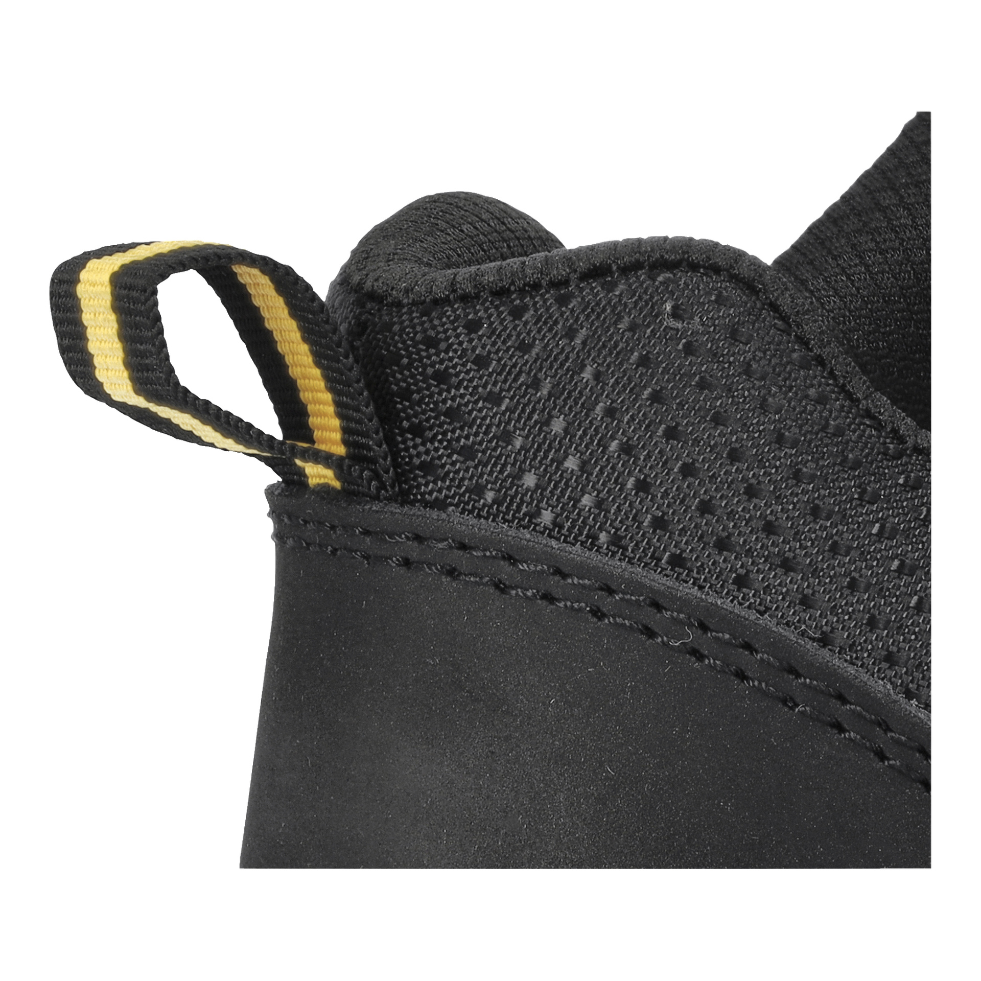Yksityiskohtainen näkymä Bluewear Safety Shoes Dallasin takakauluksesta mustana, jossa näkyy musta-keltainen raidallinen vetotappi ja näkyvät ompeleet ylämateriaalissa ja kantaosassa.