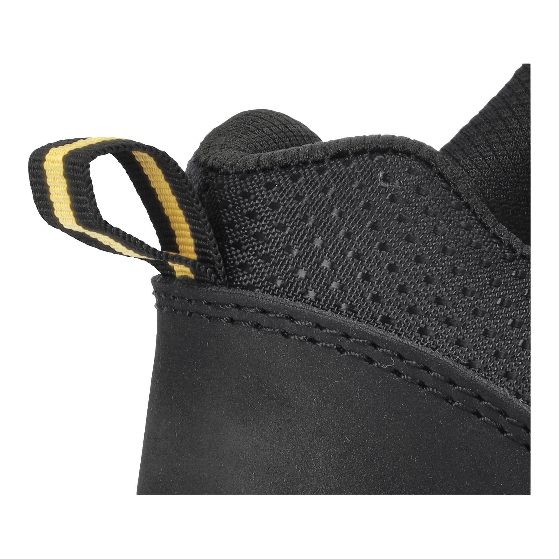 Szczegółowy widok obcasa na czarnych butach Bluewear Safety Shoes Dallas, ukazujący fakturowany materiał, wyraźne przeszycia oraz zaczepkę z czarno-żółtymi paskami.