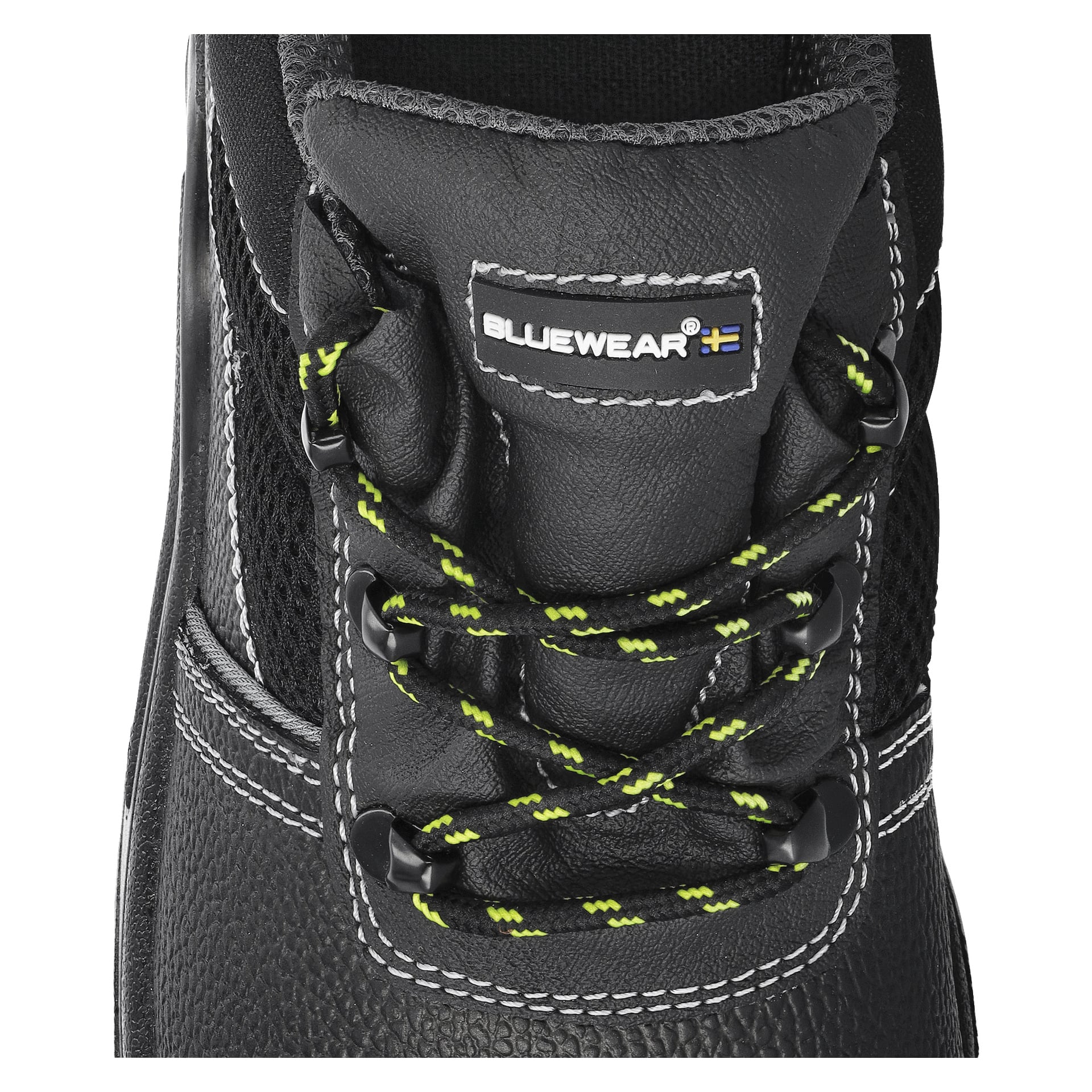 Detaljert nærbilde av Black Paterson Safety-skoene fra Bluewear, med gule og svarte flekkete lisser trådt gjennom metalløyler, fremtredende sømdetaljer og en Bluewear-etikett med flagglogo på tungen.