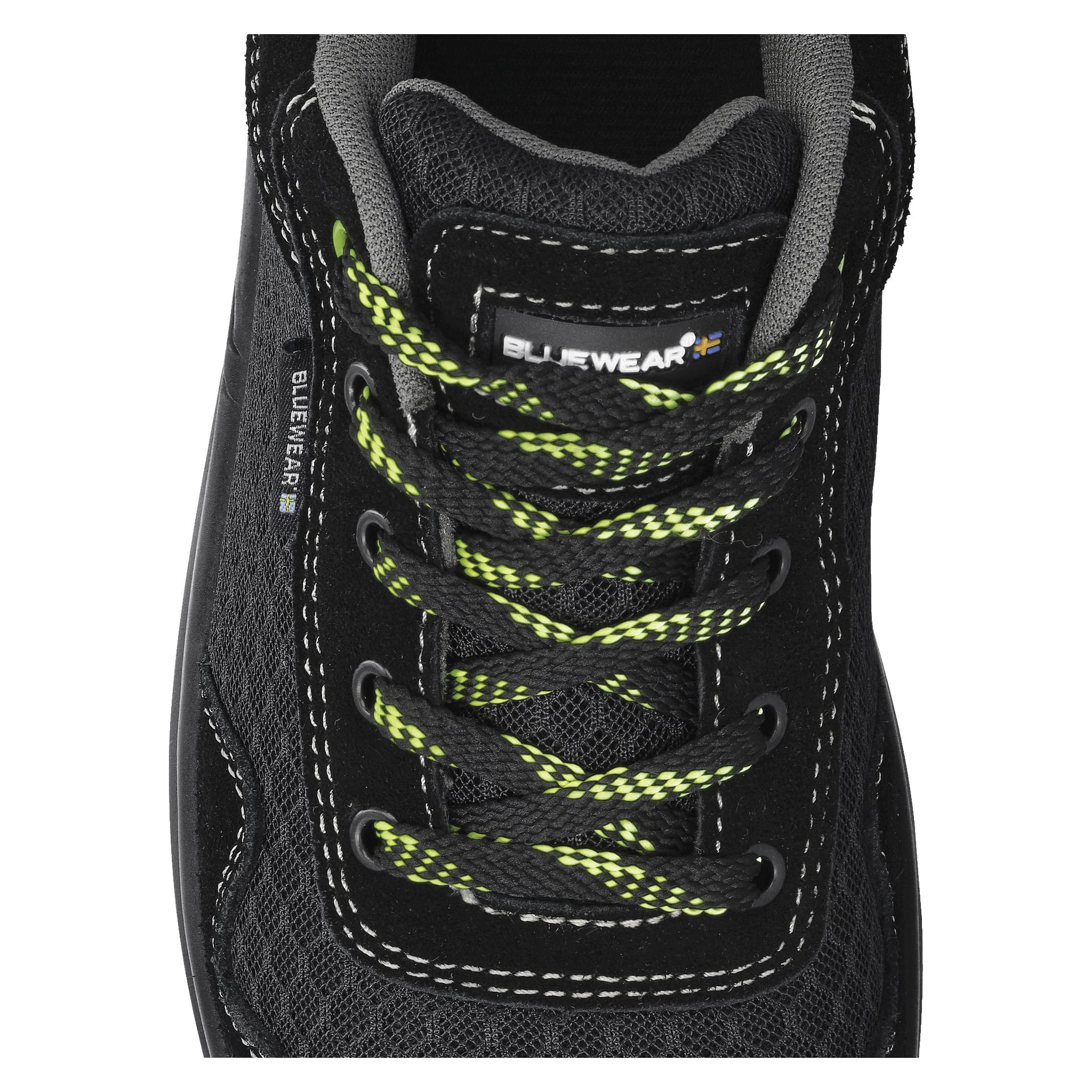 Szczegółowe zbliżenie butów Bluewear Safety Shoes Toledo pokazuje ich czarną elewację z białymi przeszyciami, neonowo-zielonymi i czarnymi sznurowadłami, szarą wewnętrzną podszewką oraz widocznymi logo Bluewear zarówno na języku, jak i po bokach.
