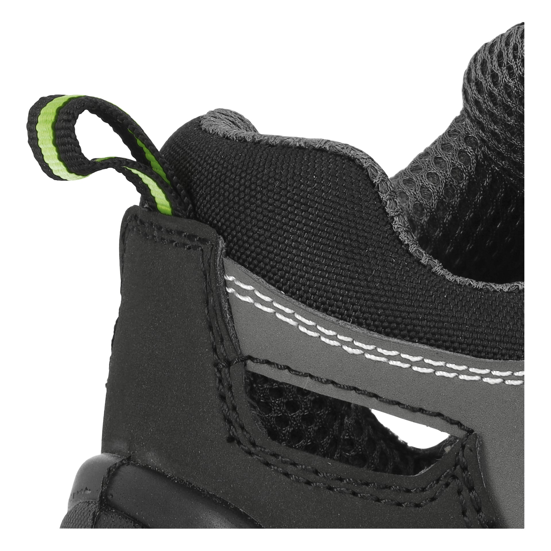 Detaljert bilde av hælen på en Bluewear Safety sandal Orlando, med svart materiale med grå sømmer, pustende mesh-stoff og en svart og grønn trekkløkke bak for enkel utstikking, sikret med borrelås.