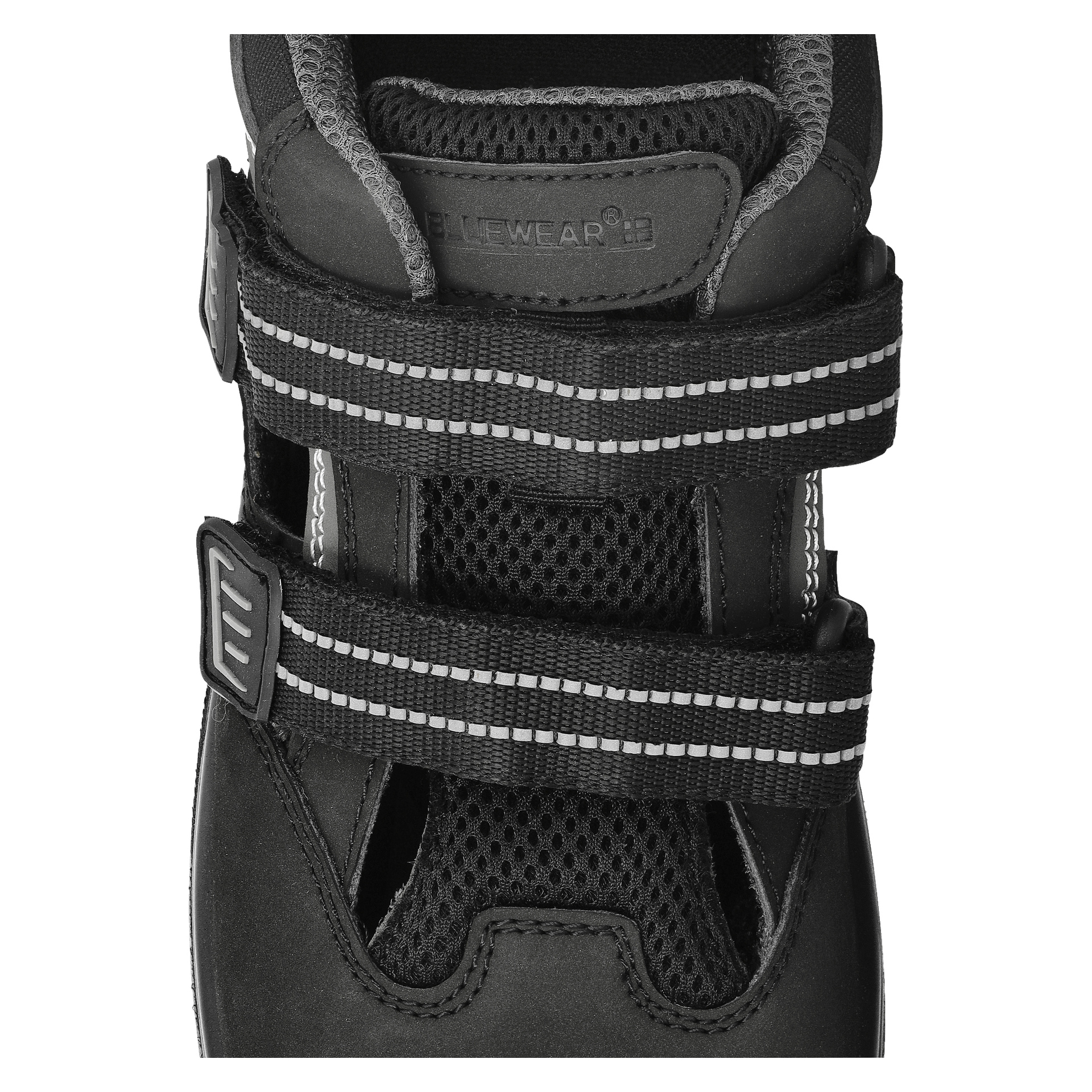Detaljert visning av Bluewear Orlando Safety Sandals i svart, med mesh-paneler og to justerbare borrelåsstropper fremhevet med hvit søm. Den polstrede tungen viser deler av merkelogoen, sammen med tydelige sømmer på både tungen og stroppene.
