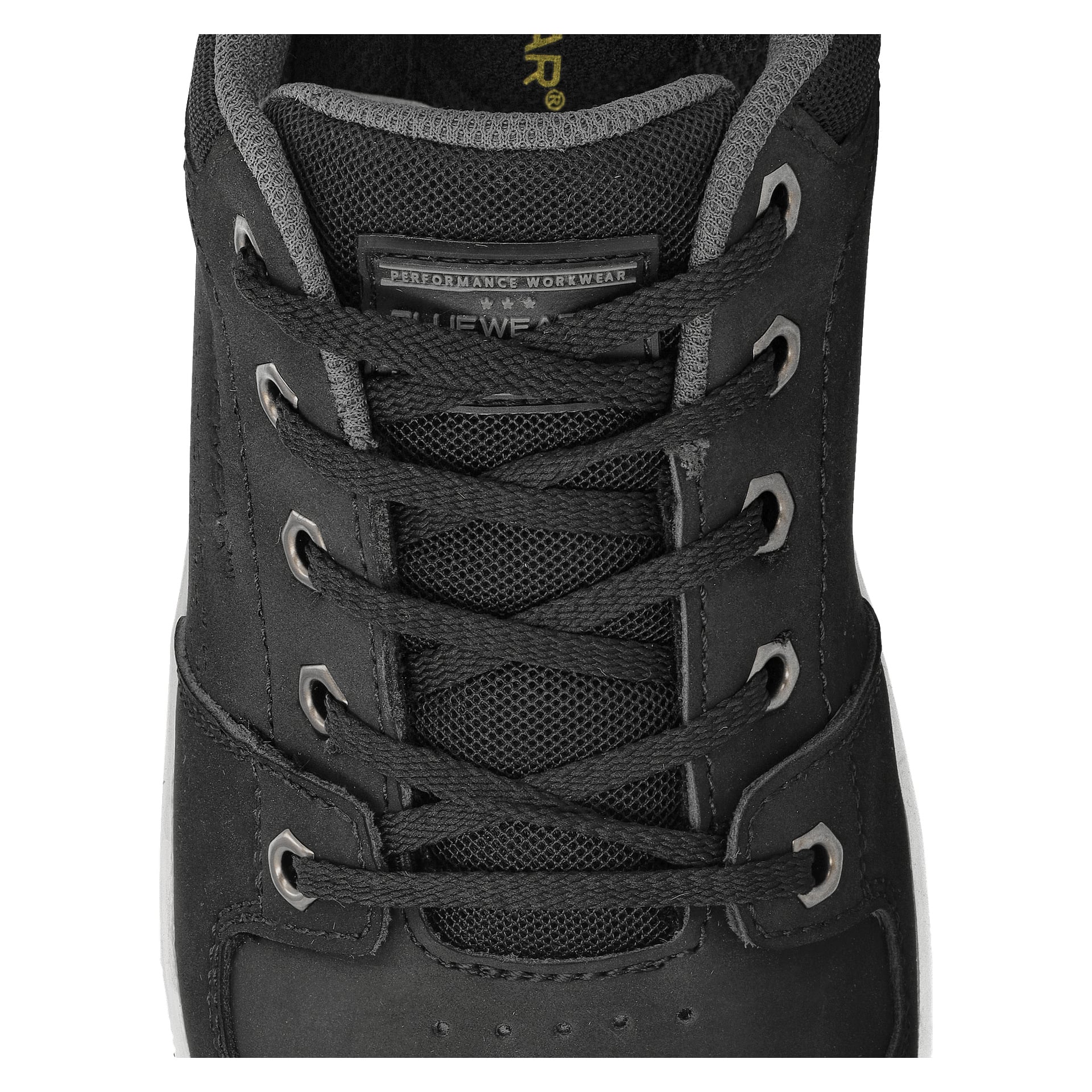 Szczegółowe zbliżenie pokazuje górną część czarnych butów Bluewear Safety Denver, z czarnymi sznurowadłami przewleczonymi przez metalowe oczka i siateczkowym językiem. Na języku widnieje częściowo widoczna etykieta "Performance Workwear".