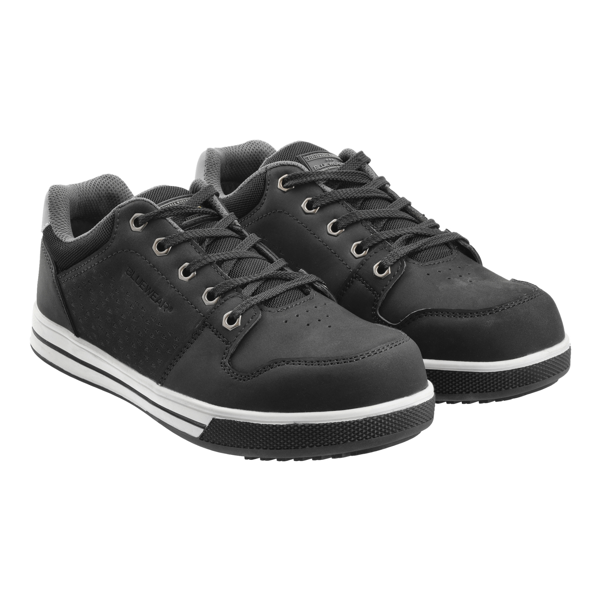 Bluewear Safety Shoes Denver prezentowane w czarnym, niskogórnym stylu, z kontrastującymi białymi podeszwami środkowymi, czarnymi sznurowadłami i jasnoszarą podszewką. Buty mają szczegółowe przeszycia, boczne tekstury i widoczne logo Bluewear na sznurowadłach.