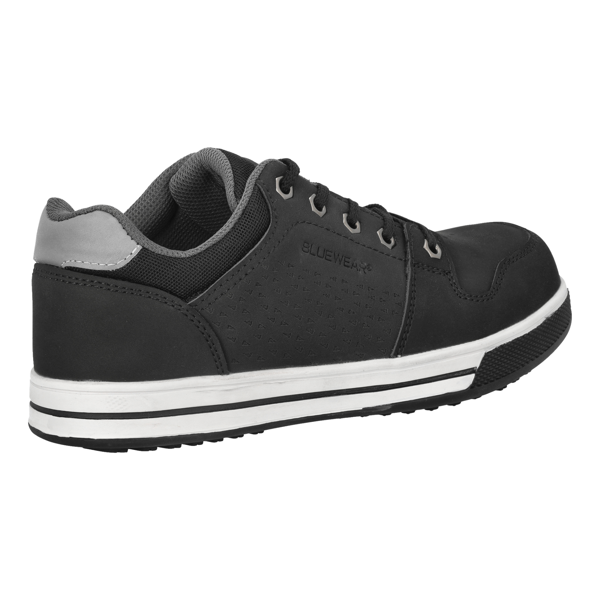 Bluewear Safety shoes Denver är en låg sneaker designad i svart och grått, framhävd av en vit sula med svart kant. Den har fem spetsöglorier och har texturerade detaljer längs sidorna. Skon ser fräsch och oanvänd ut.