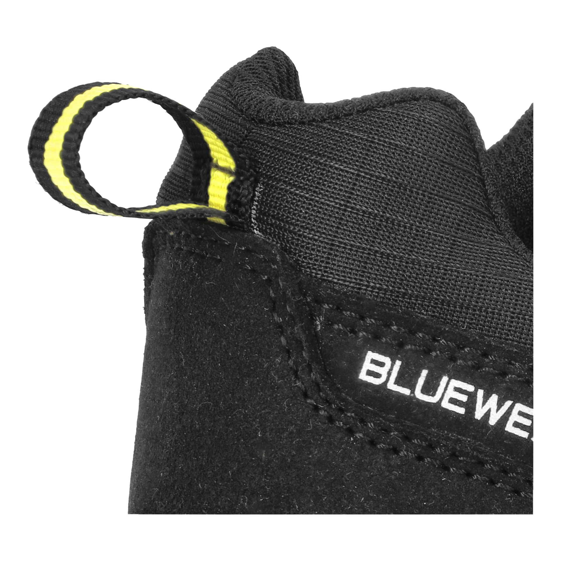 Närbild av klackområdet på en svart Bluewear Safety Shoes Chicago. En tyg-dragflik med gul rand är fäst bakifrån, och sidan visar en del av Bluewear-logotypen i vitt.